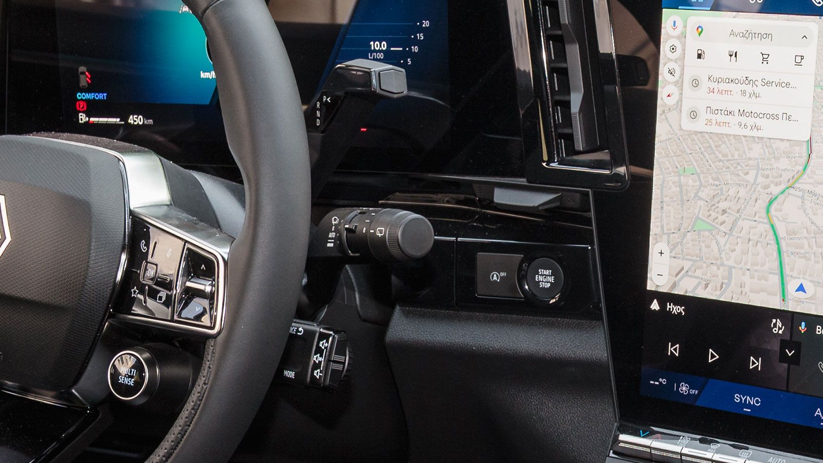 Αν κάτι σε προβληματίζει είναι η ύπαρξή 3 μοχλοδιακοπτών στη δεξιά πλευρά της κολώνας του τιμονιού. Πολλές φορές αντί για ταχύτητα, ενεργοποιείς τελικ