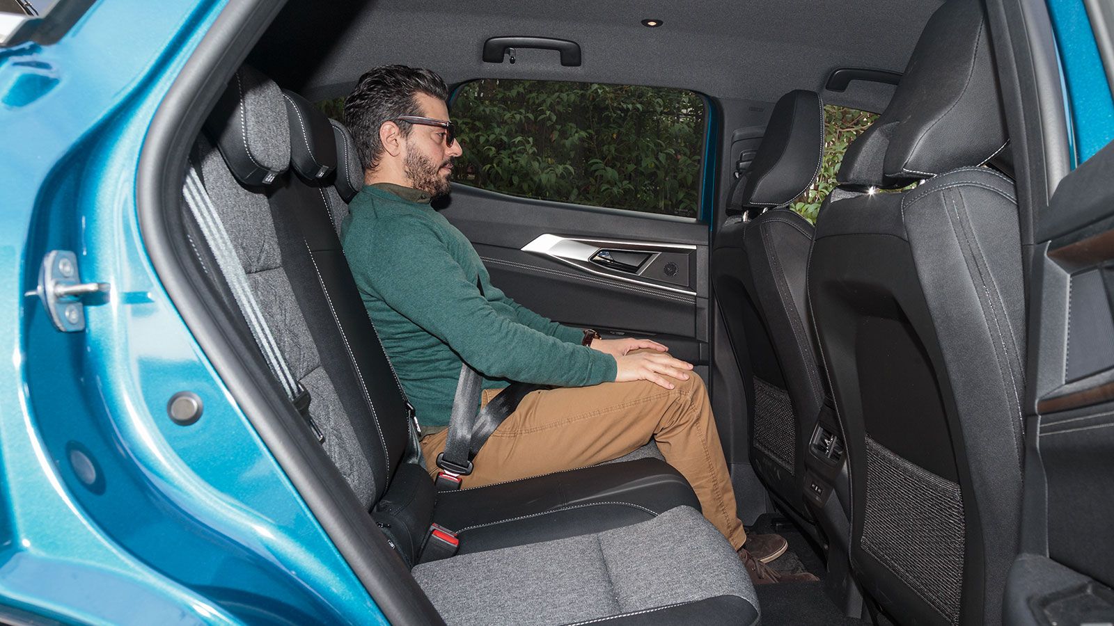 Σύμφωνα με τις μετρήσεις μας, το πίσω κάθισμα μπορεί να φιλοξενήσει επιβάτες μέχρι και 1,87 μ. ύψος, με αρκετό χώρο για τα γόνατα (17 εκ.). 