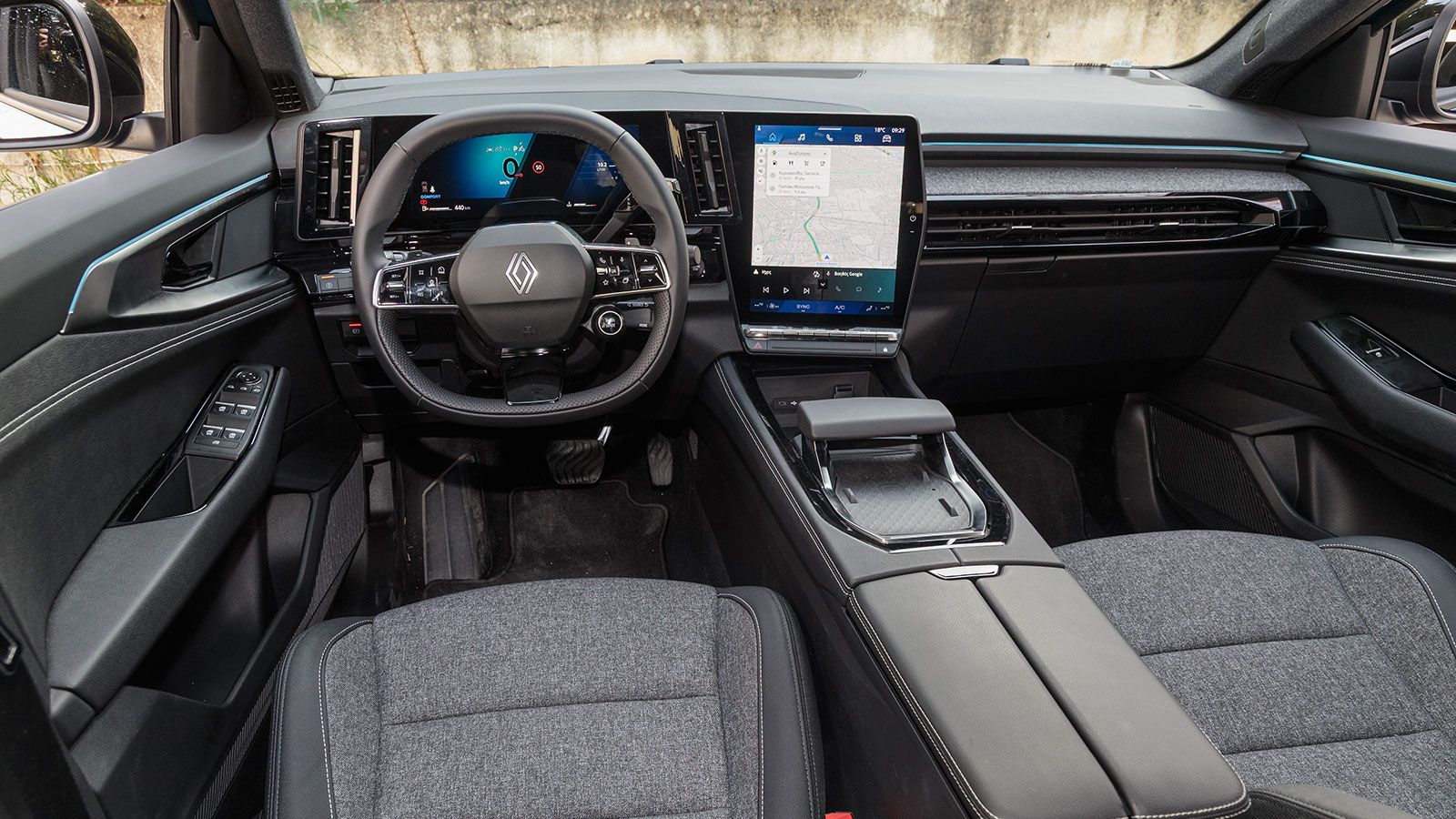 Οι δύο οθόνες των 12 ιντσών, σε διάταξη ανεστραμμένου L, δημιουργούν την αίσθηση ενιαίας επιφάνειας και καταλαμβάνουν κυριολεκτικά το μισό ταμπλό.