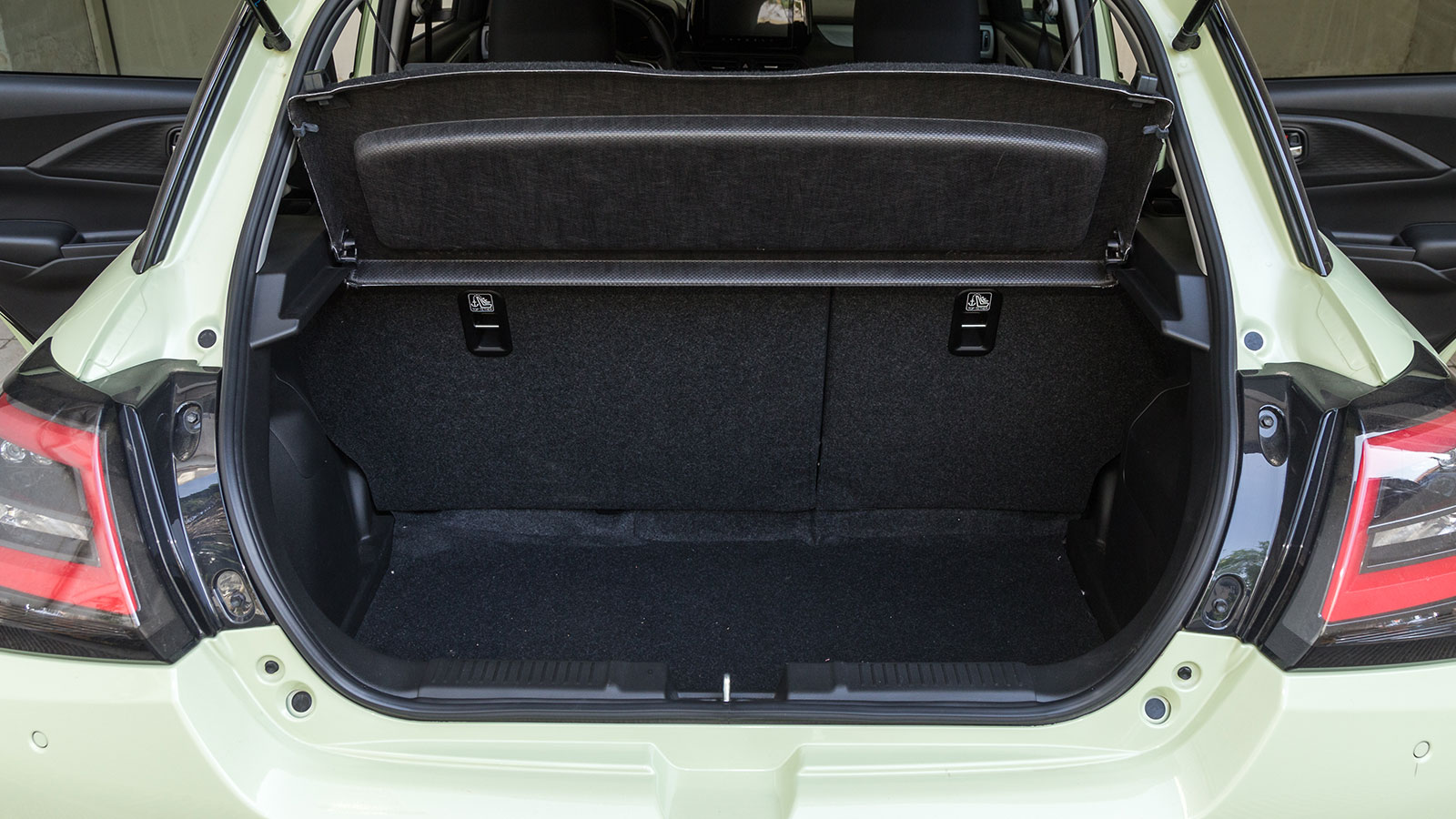 Το πορτ-μπαγκάζ των 265 λίτρων είναι περιορισμένο για τα δεδομένα της κατηγορίας. 
