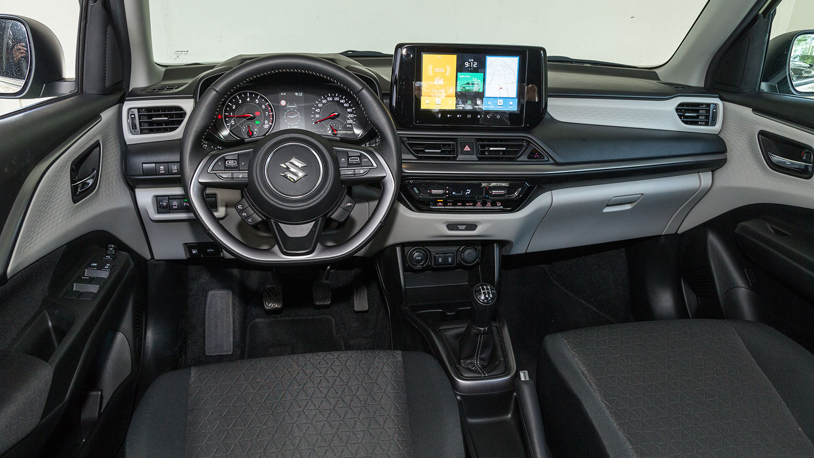 Το εσωτερικό του Swift αποσκοπεί στην αντοχή και την ευκολία χρήσης, παρά στη δημιουργία εντυπώσεων. 