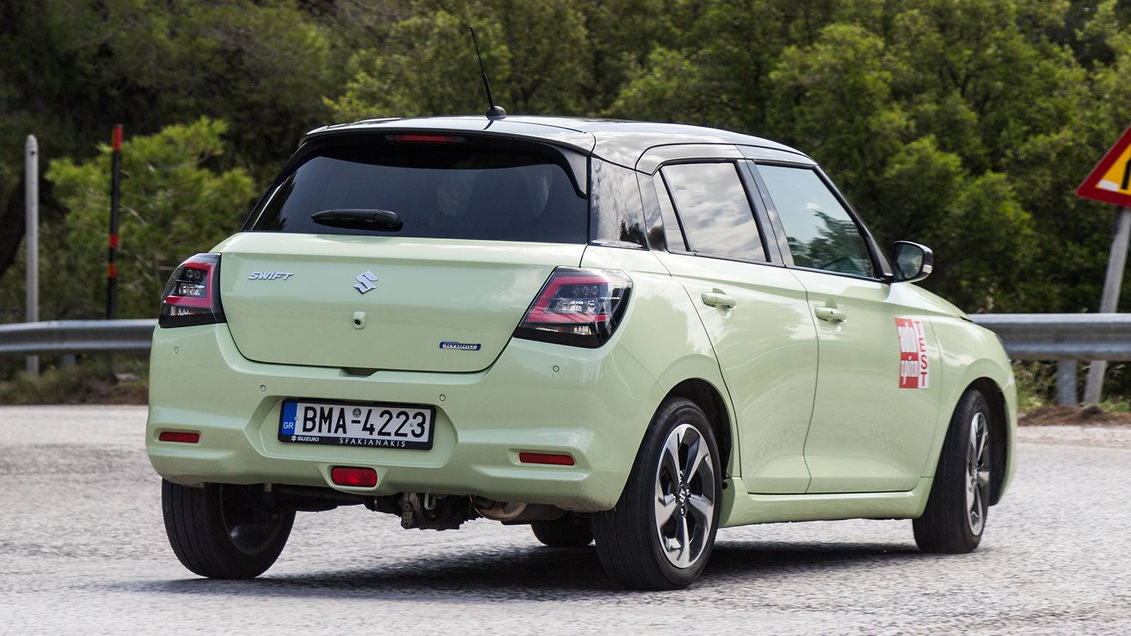 Το Suzuki Swift διαθέτει ένα πιο «παιχνιδιάρικο» στυλ, χάρη στο στρογγυλεμένο αμάξωμα, τα χαρακτηριστικά φώτα και φυσικά τις compact διαστάσεις.