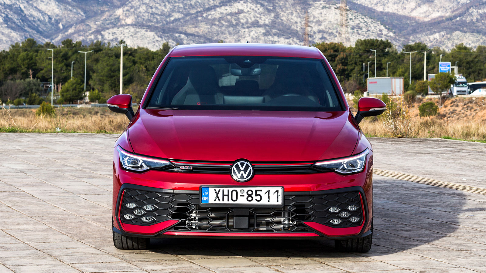 Το Golf GTI θα το αναγνωρίσεις αρχικά από τη μεγάλη κυψελωτή μάσκα στο εμπρός μέρος.
Fanari: 