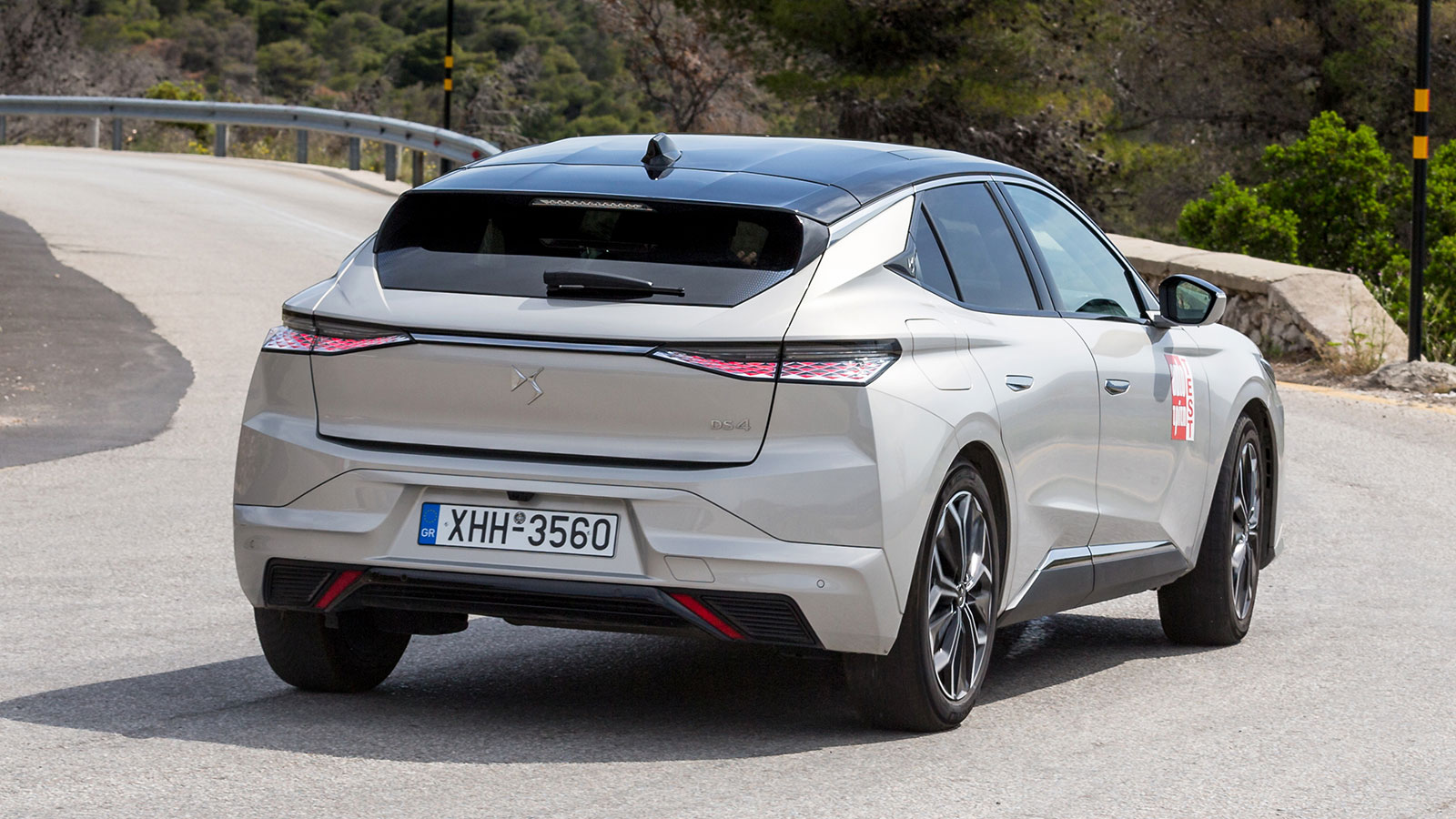 Με το DS 4 ταξιδεύεις και νιώθεις ότι είσαι σε στούντιο ηχογράφησης, ενώ οι λακκούβες σιδερώνονται από τη μαλακή -όσο πρέπει- ανάρτηση. Είναι από τα π
