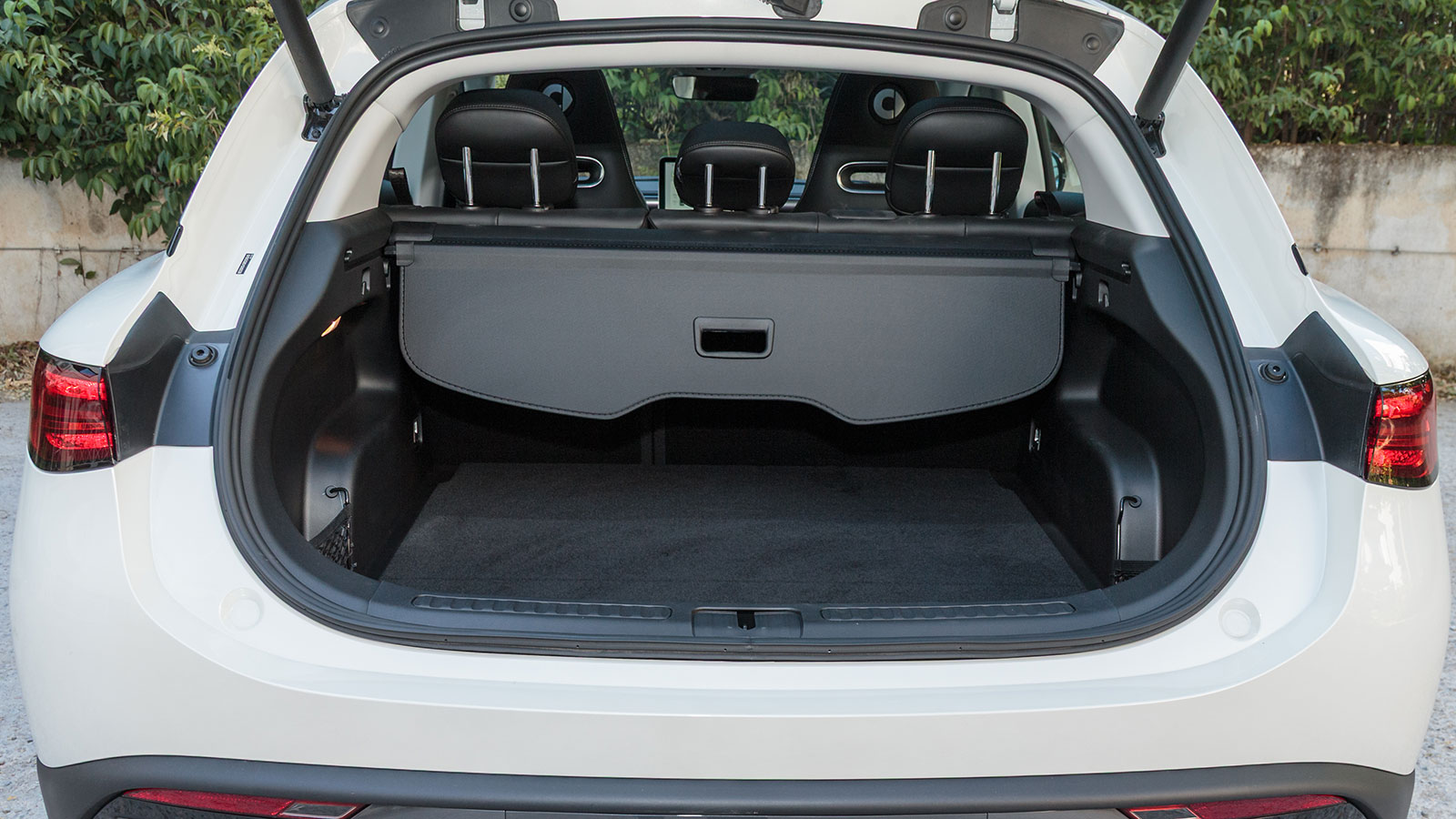 Ο χώρος αποσκευών είναι σχετικά μικρός στα 370 λτ., ωστόσο έχει κανονικό σχήμα και μεγάλο άνοιγμα.
