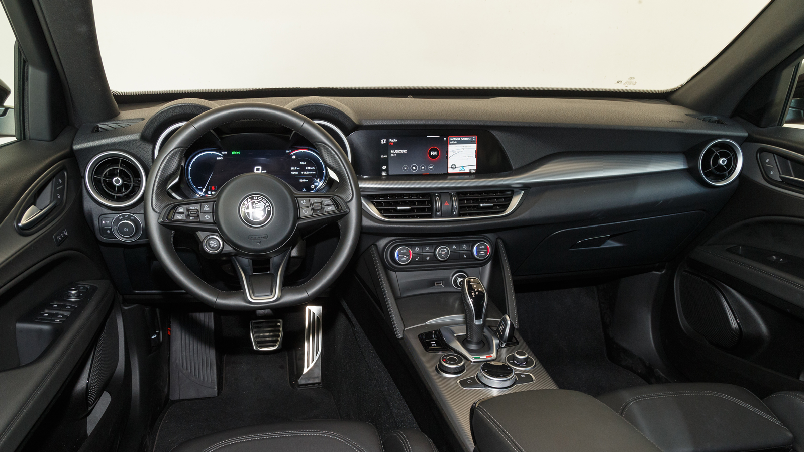 Στο εσωτερικό η καμπίνα ντύνεται από κορυφαία υλικά, με πολύ προσεγμένο φινίρισμα και ως αποτέλεσμα ο premium χαρακτήρας της Stelvio γίνεται άμεσα αντ