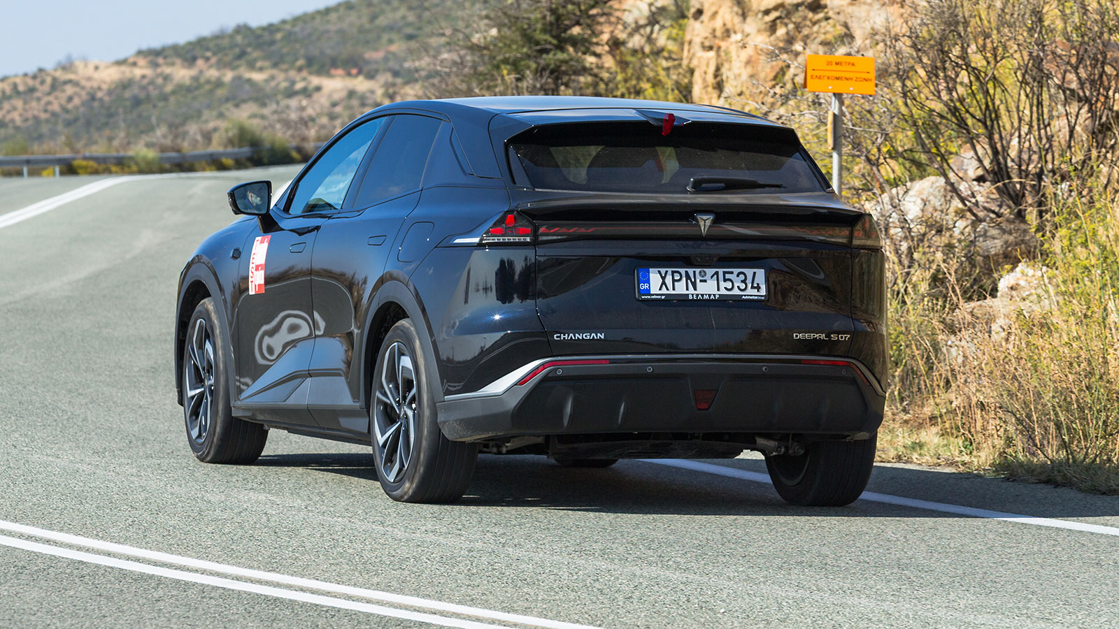 Το αμάξωμα του Deepal S07 είναι επιβλητικό μέσω των διαστάσεών του και της σχεδίασής του, προβάλλοντας ένα έντονα δυναμικό προφίλ.