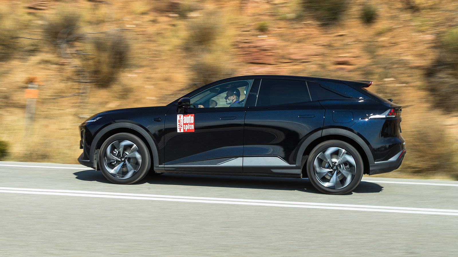 Το Deepal S07 εφοδιάζεται με μεγάλη μπαταρία (σχεδόν 80 kWh) και ηλεκτροκινητήρα 218 ίππων επιτυγχάνοντας μέση κατανάλωση 18 kWh και πραγματική αυτονο