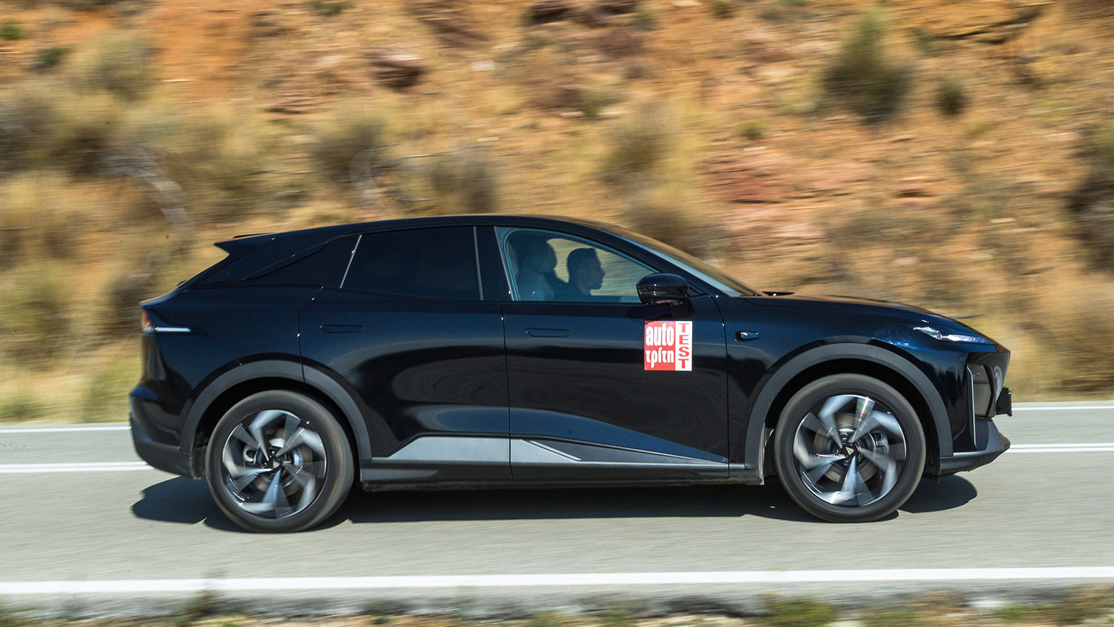 Στο δρόμο το Changan Deepal S07 καταφέρνει να ξεχωρίσει με τον ευχάριστο και ικανό του χαρακτήρα. 