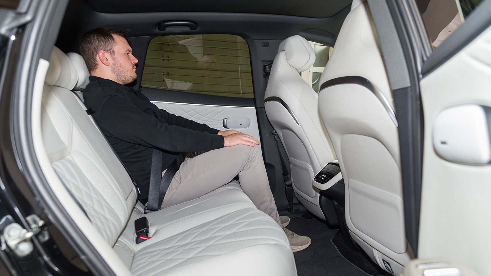 Οι χώροι είναι επαρκείς για τους επιβάτες του πίσω καθίσματος, ενώ και το εσωτερικό πλάτος ικανοποιεί στην περίπτωση που χρειαστεί να μετακινηθεί ένας