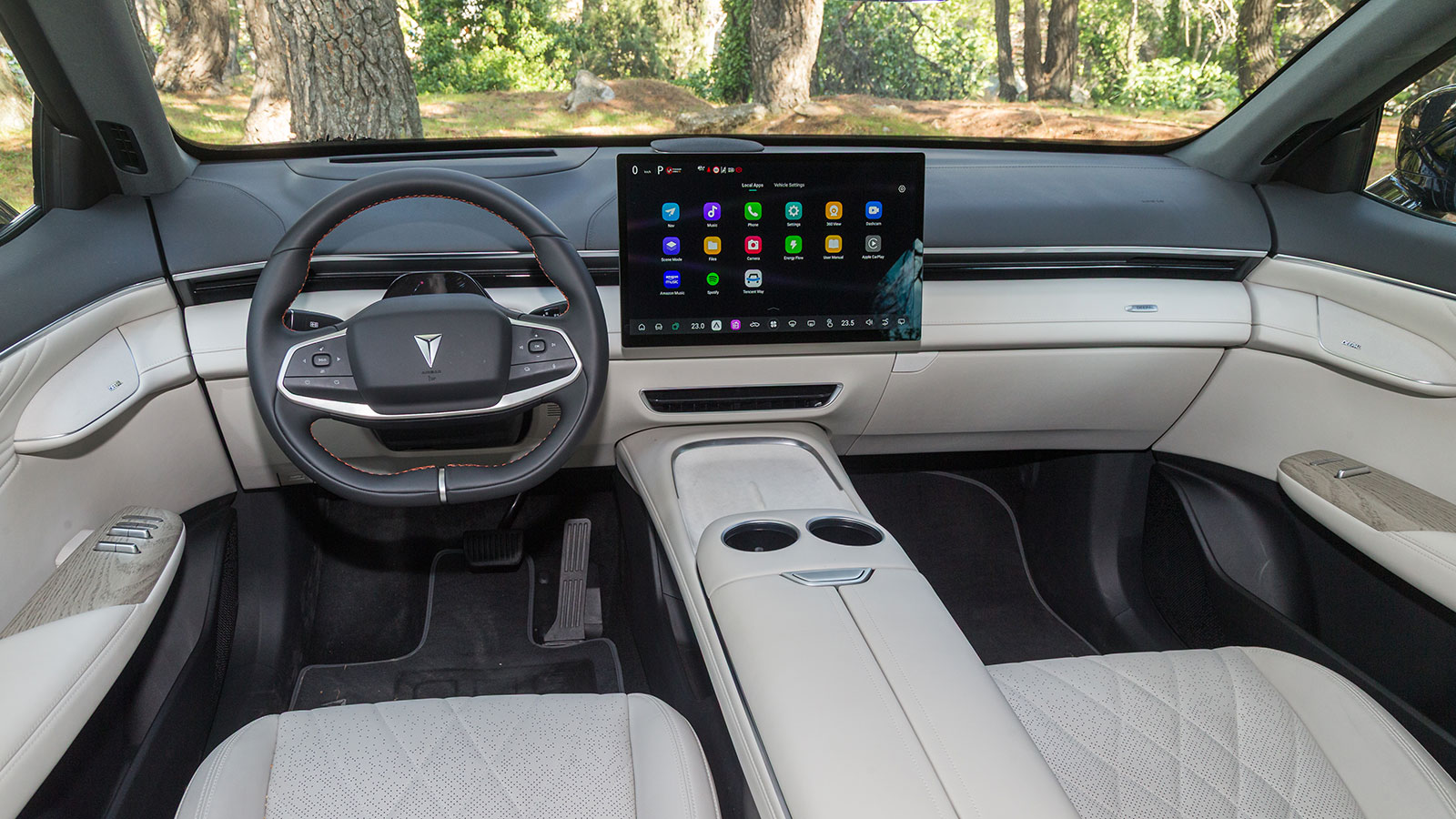 Το εσωτερικό είναι λιτό σχεδιαστικά και ακολουθεί μίνιμαλ αισθητική. Ξεχωρίζει για την ποιότητα κατασκευής του και τα premium στοιχεία που διαθέτει αλ