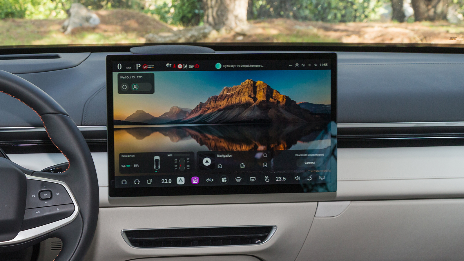 Η οθόνη Sunflower των 15,6” στρέφεται δεξιά-αριστερά και είναι πλήρης συστημάτων, ευκρινής και άμεση στον χειρισμό της. 