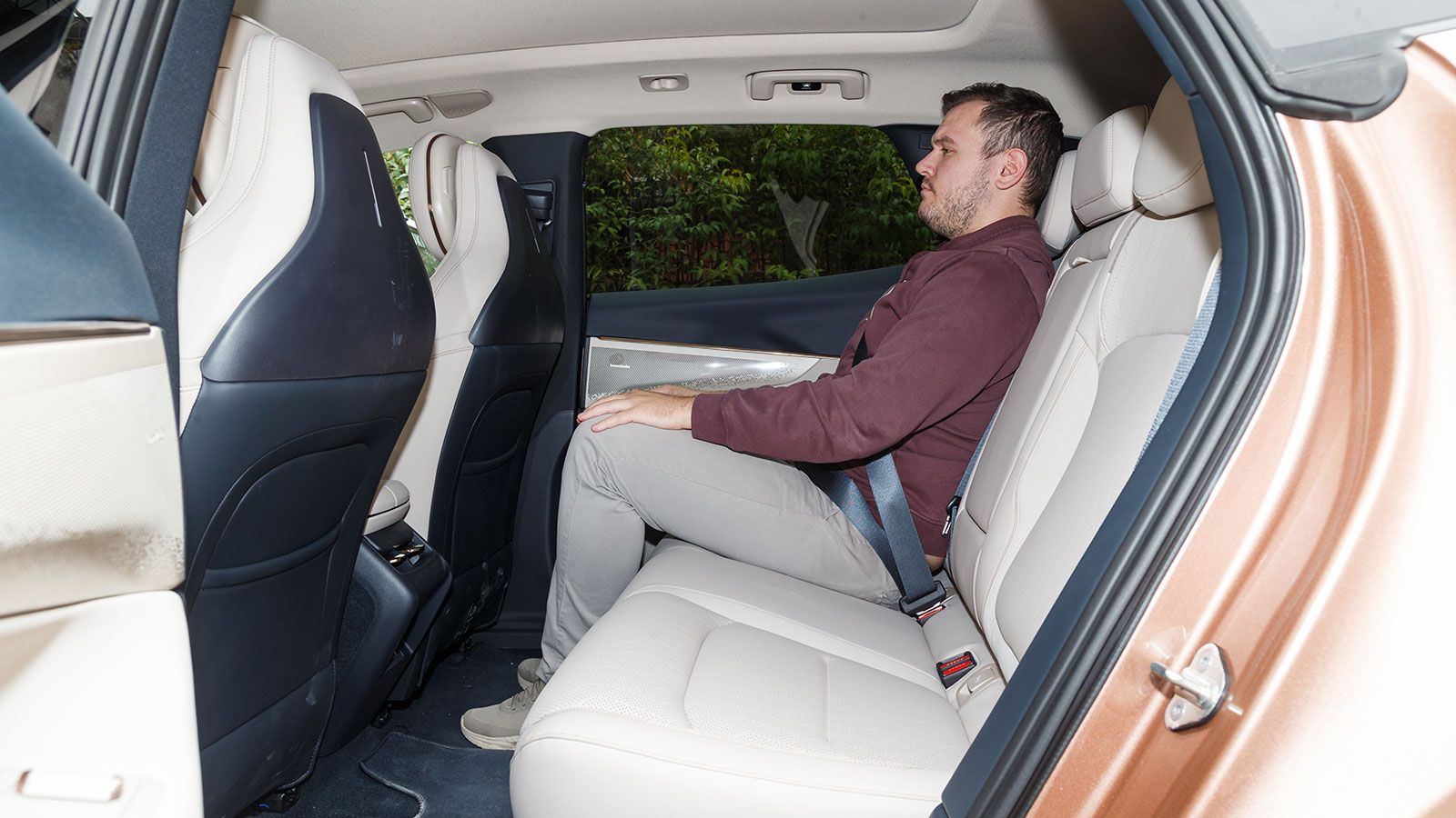 Χώρος στο πίσω κάθισμα του Lynk & Co 08