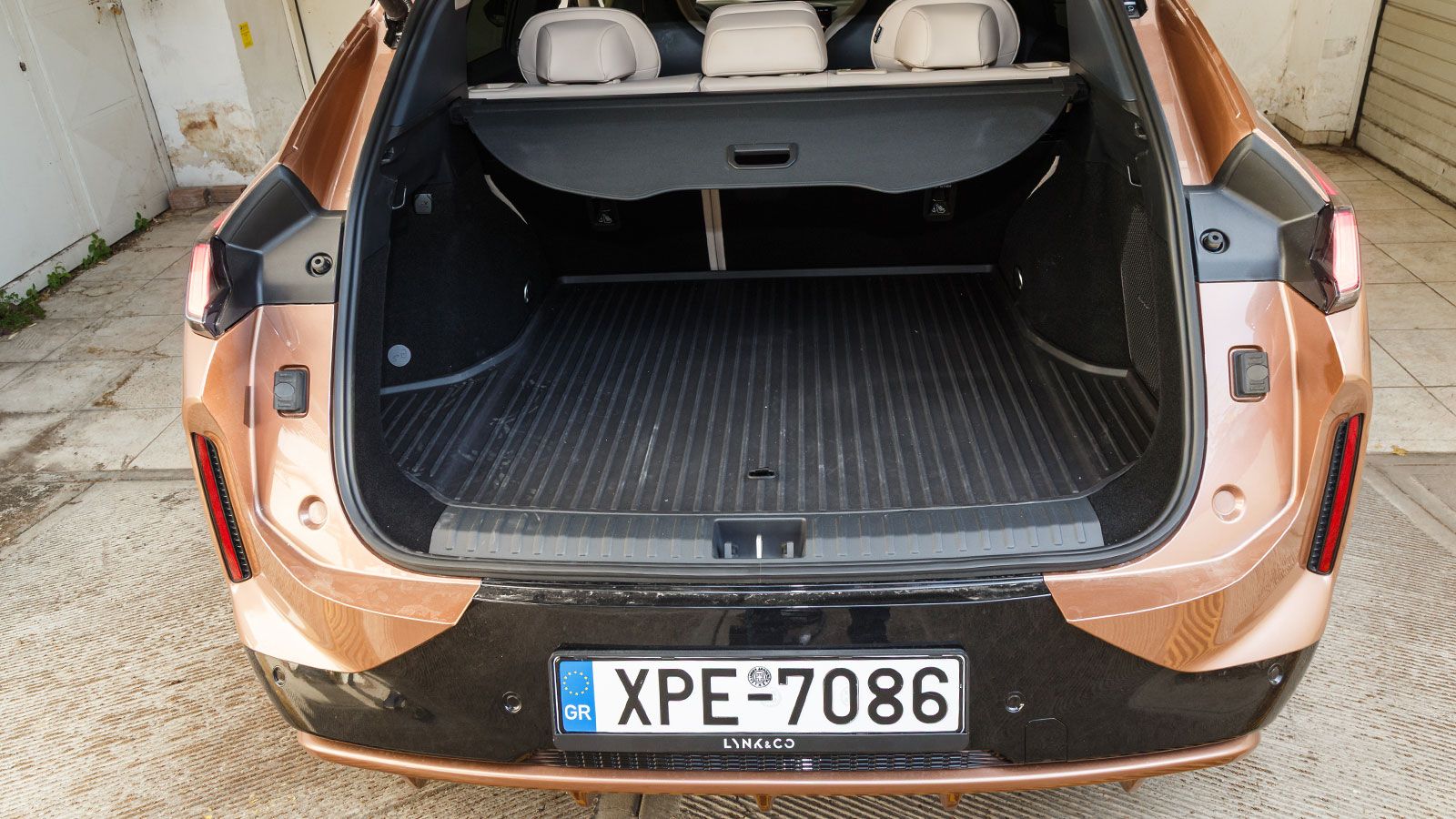 Χώρος αποσκευών Lynk & Co 08