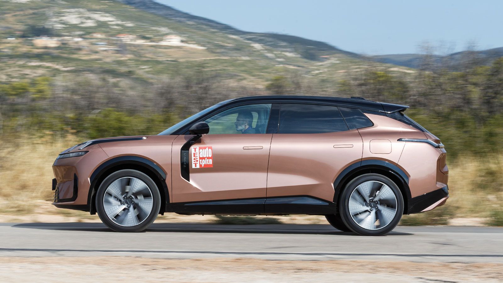 Πλαϊνή φωτογραφία σε κίνηση  Lynk & Co 08