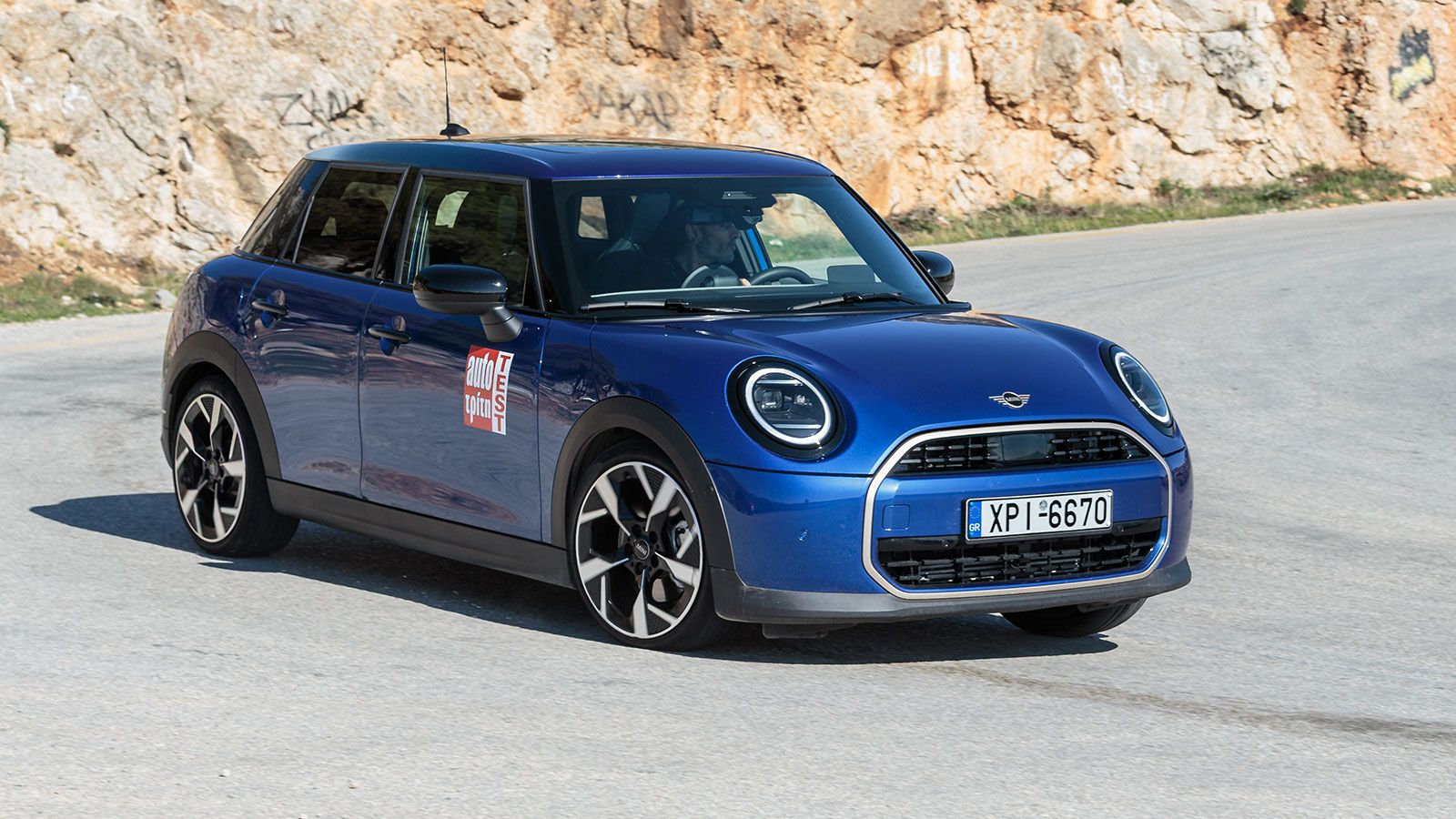 To 5θυρο Mini Cooper σε στροφή εμπρός