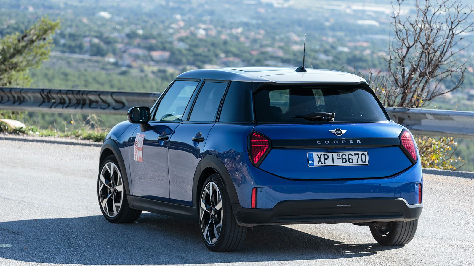 To 5θυρο Mini Cooper σε στροφή πίσω