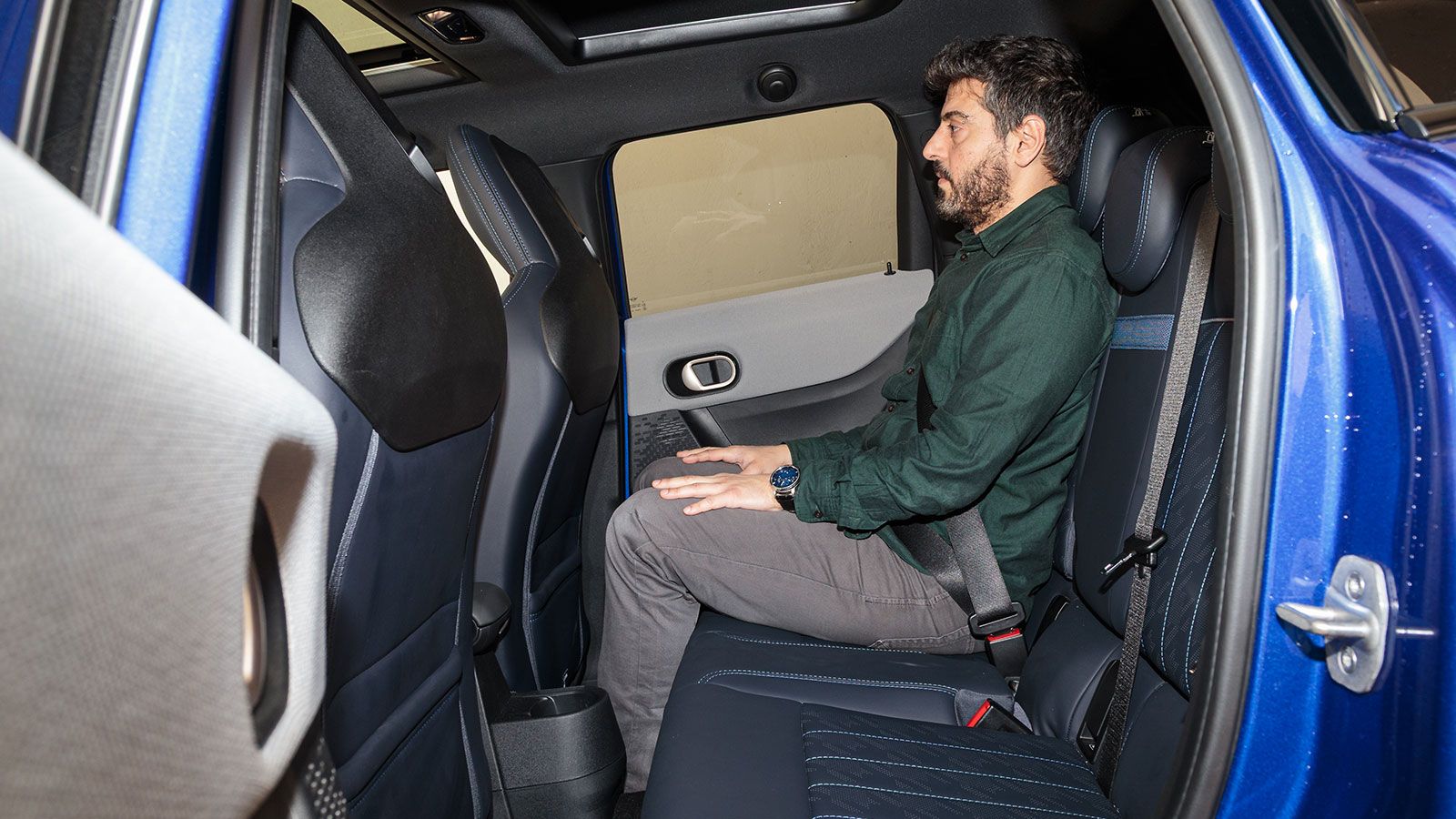 Δύο επιβάτες θα φιλοξενηθούν σχετικά άνετα στο πίσω κάθισμα του 5θυρου MINI Cooper C. 