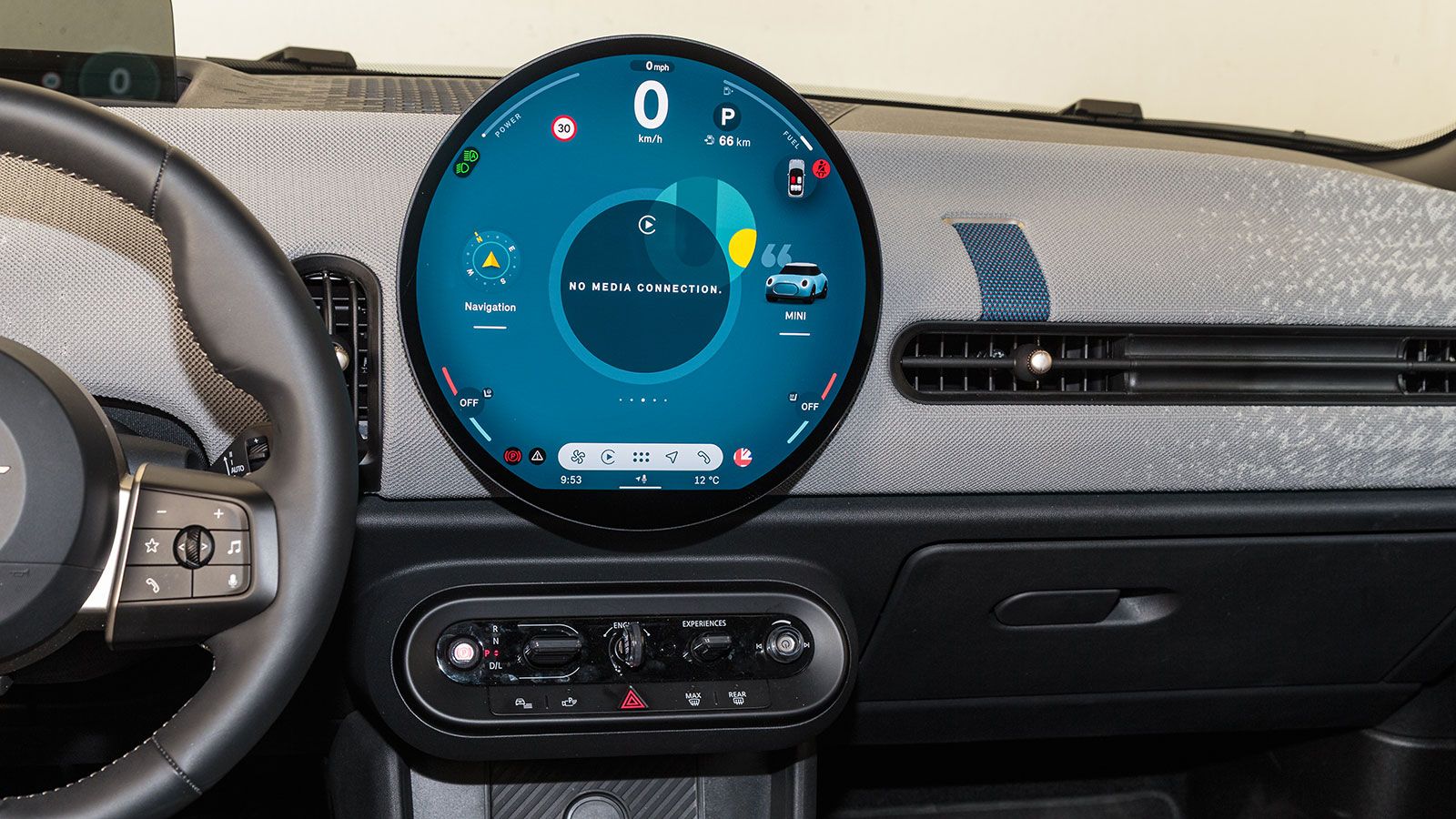 Το μοντέρνο εσωτερικό του MINI Cooper C έχει καλή ποιότητα κατασκευής και όμορφο φινίρισμα, ενώ στο ταμπλό του δεσπόζει η στρογγυλή οθόνη OLED με διαγ