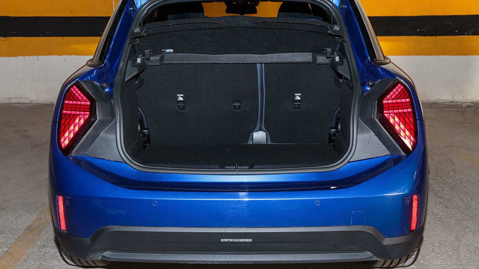 O χώρος αποσκευών του 5θυρου MNI Cooper έχει όγκο 275 λτ., είναι δηλαδή μεγαλύτερος κατά 65 λτ. από της τρίθυρης έκδοσης, όχι μεγάλος για την κατηγορί