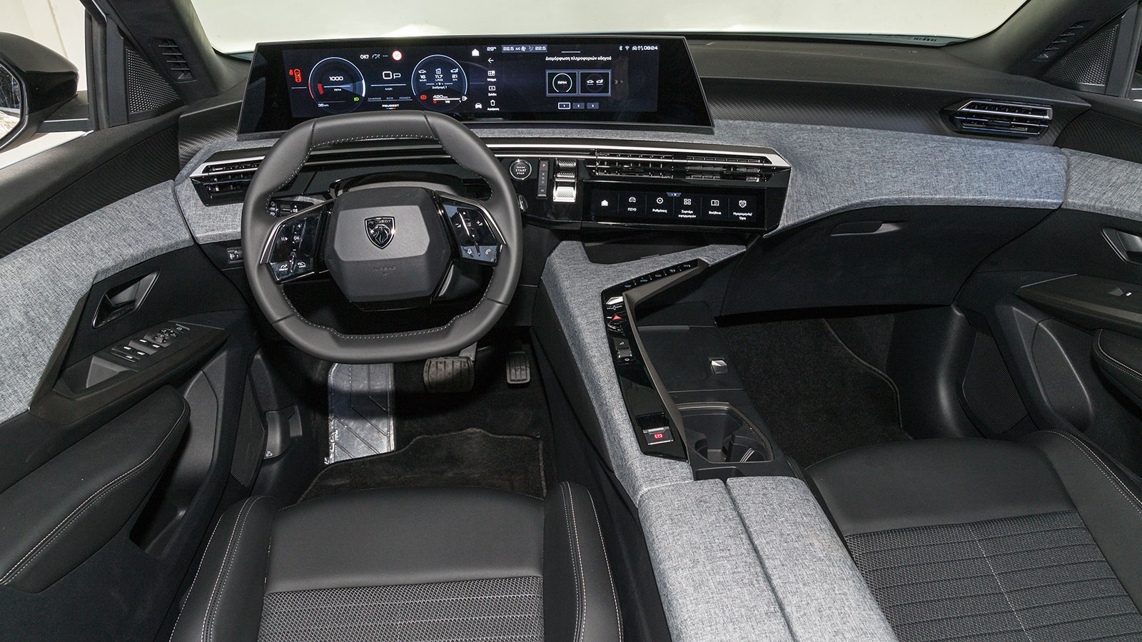 Ο όμορφος διάκοσμος συμπληρώνεται ιδανικά από την ποιοτική κατασκευή με προσεκτική επιλογή στιβαρών και ακριβών υλικών, ακόμα και σε διακόπτες ή μπουτ