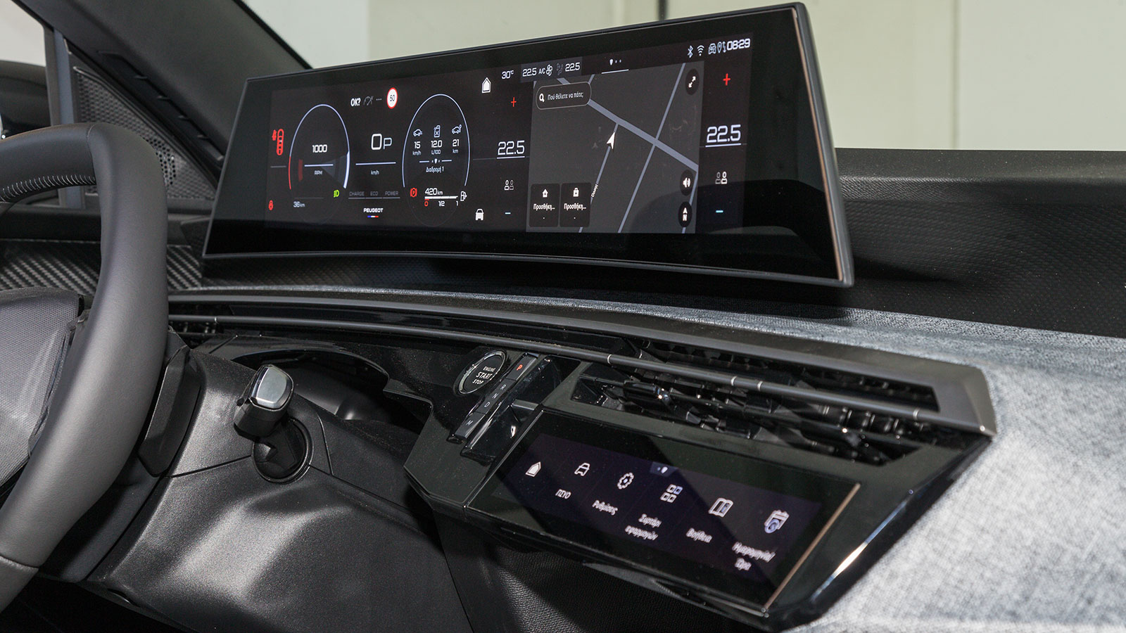 τα βλέμματα θα κερδίσει το νέο Panoramic i-Cockpit, χάρη στο κυρτό πάνελ ψηλά στο ταμπλό που συνδυάζει τον ψηφιακό πίνακα οργάνων και την οθόνη του in