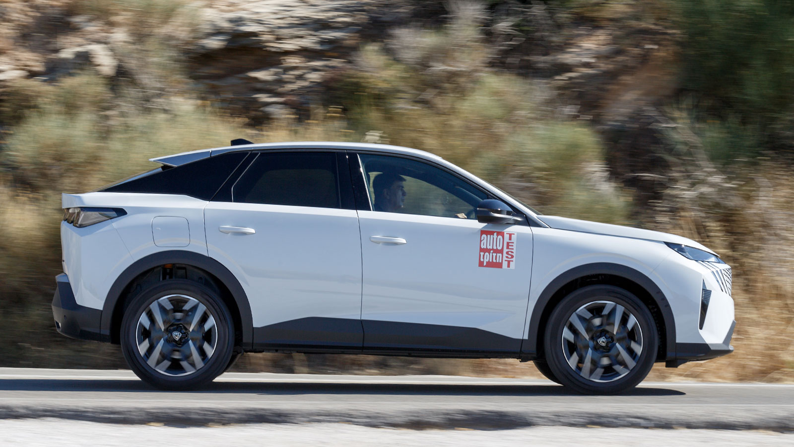 Ένας ηλεκτροκινητήρας 21 kW, τοποθετημένος μέσα στο αυτόματο κιβώτιο e-DCS6 επιτρέπει στο Peugeot 3008 ηλεκτροκίνηση εντός πόλης και σε χαμηλές ταχύτη