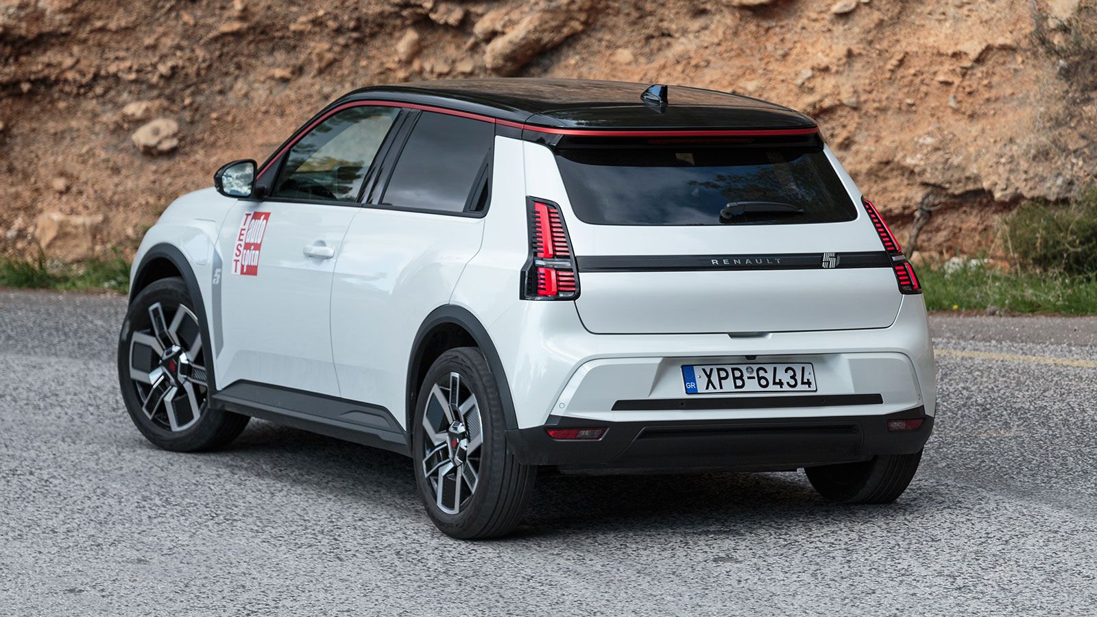 Renault 5 φωτογραφία από στροφή πίσω