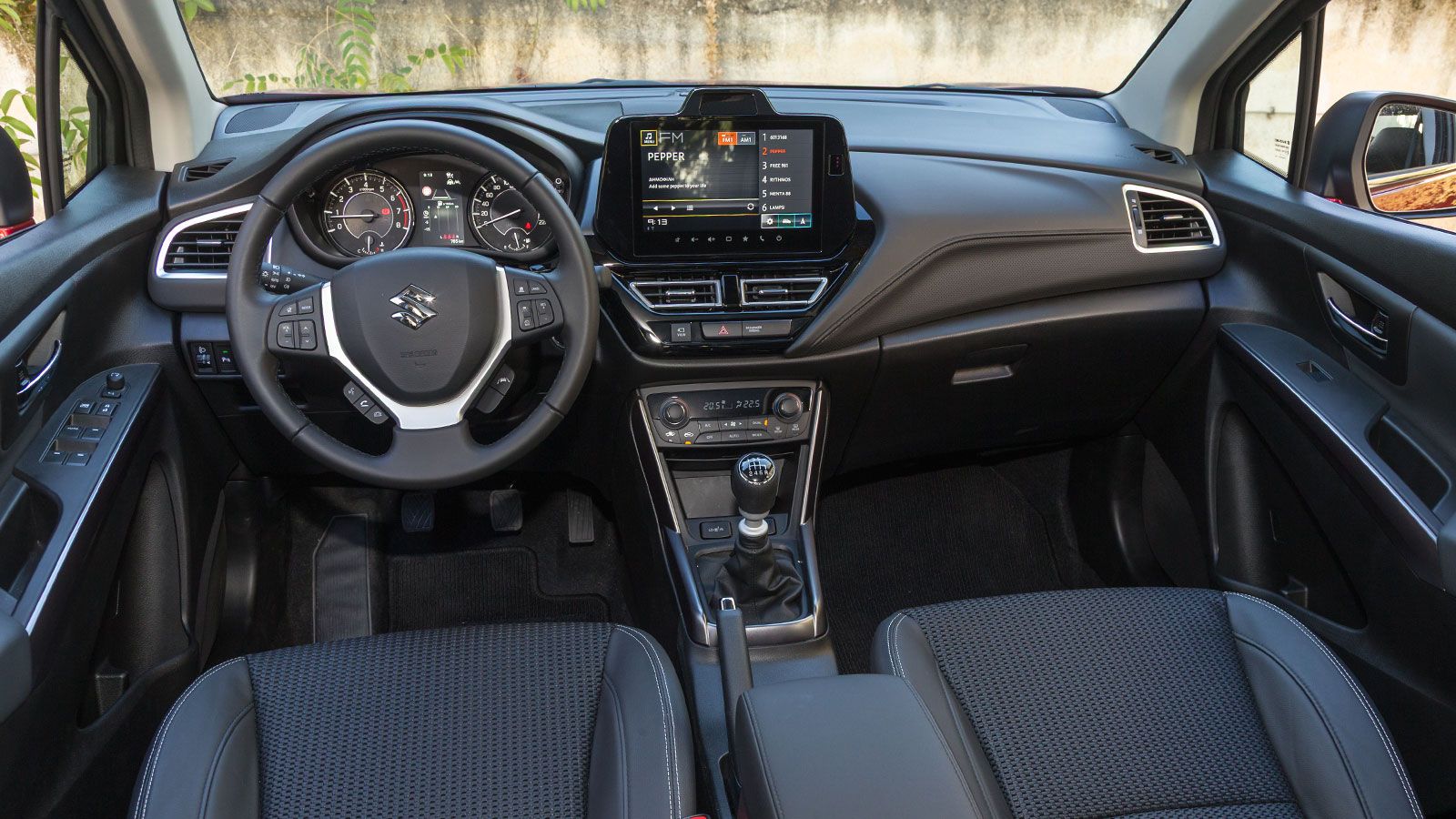 Το εσωτερικό έχει καλό εξοπλισμό και εργονομία, του λείπει όμως μια πιο εμπνευσμένη σχεδιαστικά προσέγγιση. Αντίστοιχα παρά το προσεγμένο φινίρισμα, τ