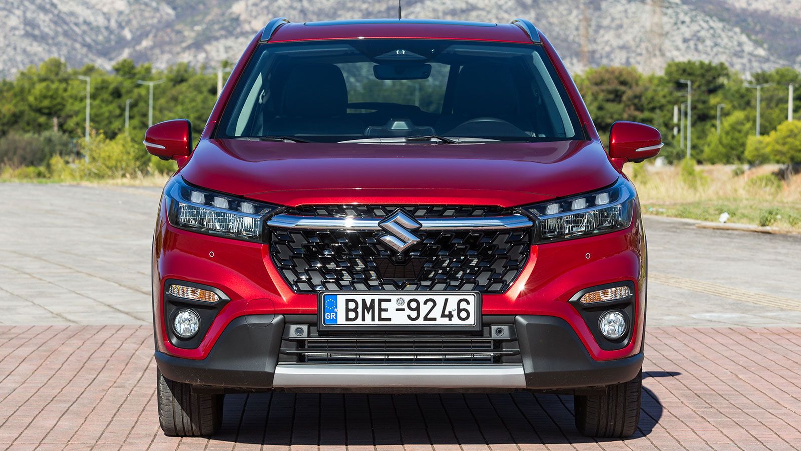 Το Suzuki S-Cross ανανεώθηκε προς τα τέλη του 2024 και με την ίδια φρέσκια εμφάνιση συνεχίζει και τώρα με τις αλλαγές να αφορούν σε μηχανολογικό και μ