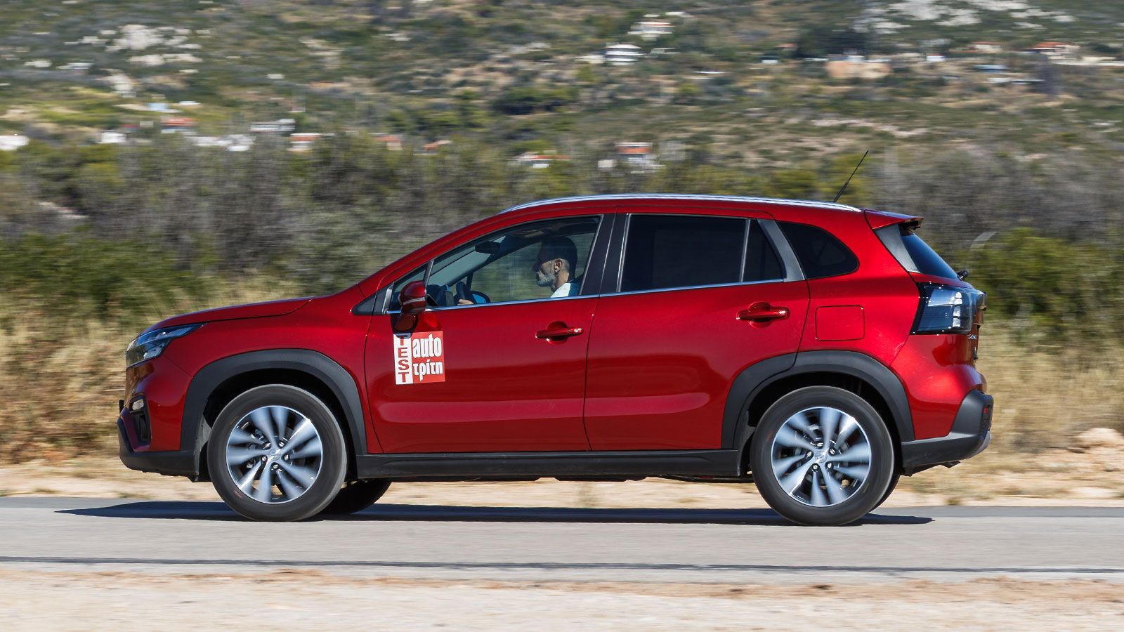 Ο κινητήρας και το ήπια υβριδικό σύνολο έχασαν στα «χαρτιά» 19 ίππους, όμως στην πράξη αυτό δε φαίνεται. Αντίθετα αυτό που φαίνεται (στην τσέπη) είναι