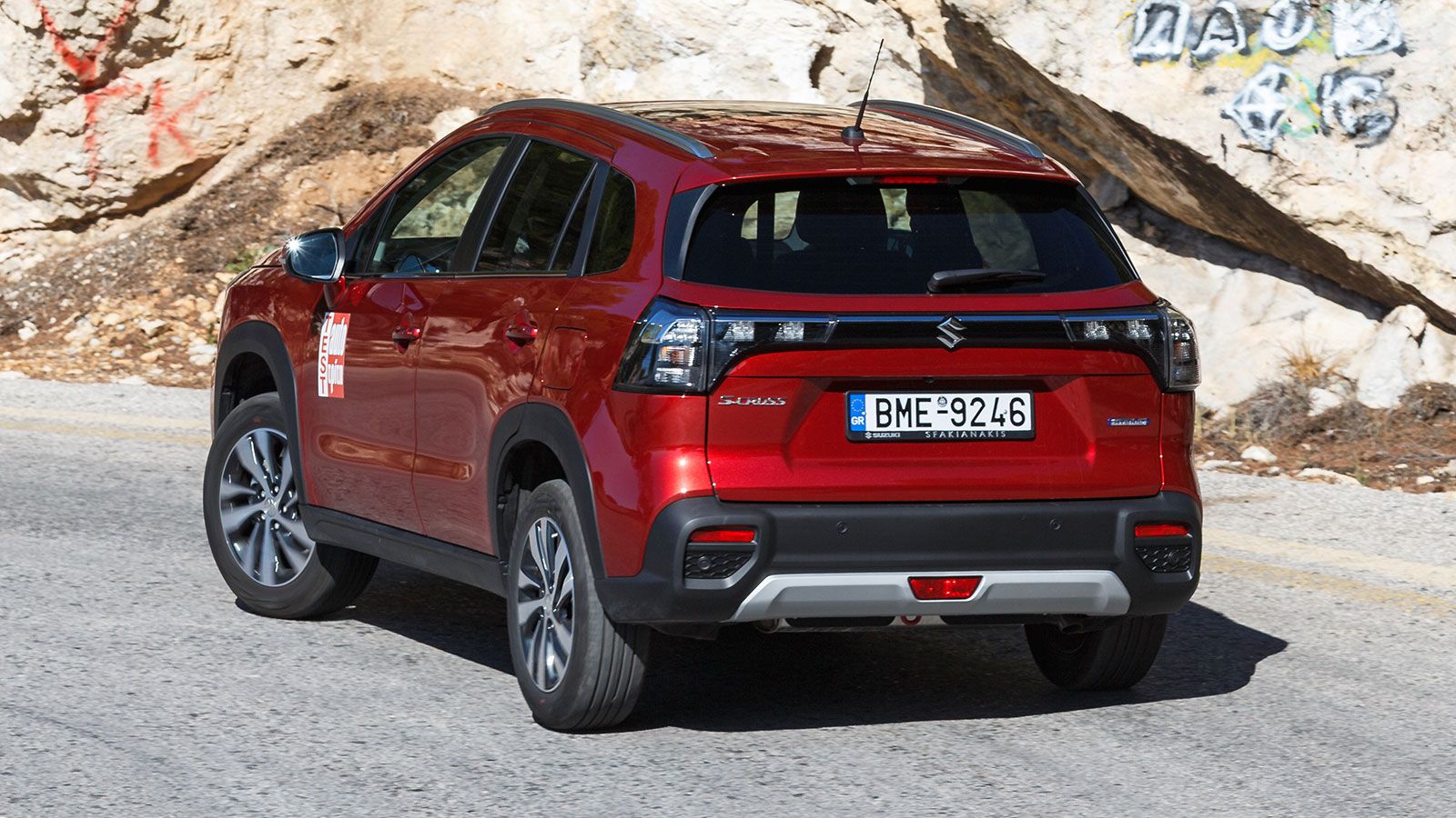 Στο δρόμο το S-Cross παραμένει άνετο και σταθερό καλύπτοντας έτσι τις οικογενειακές υποχρεώσεις του. 