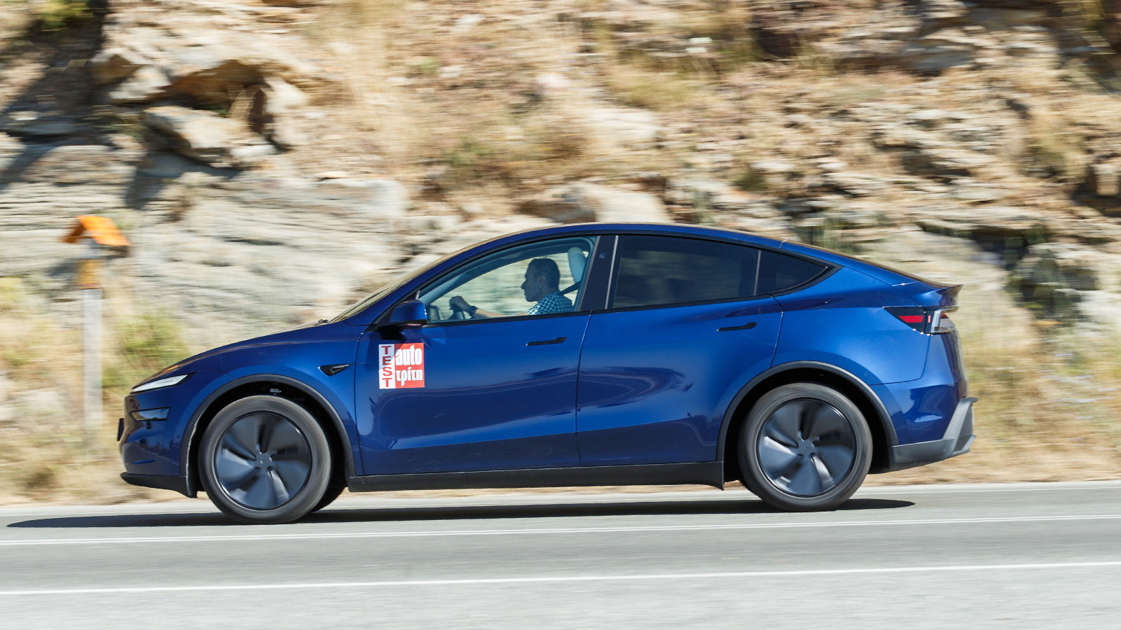 Οι 340 ίπποι της μεσαίας έκδοσης του Model Y είναι υπεραρκετοί για την σβέλτη κίνηση του Model Y RWD Long Range, ενώ παράλληλα ικανοποιεί και στο πεδί