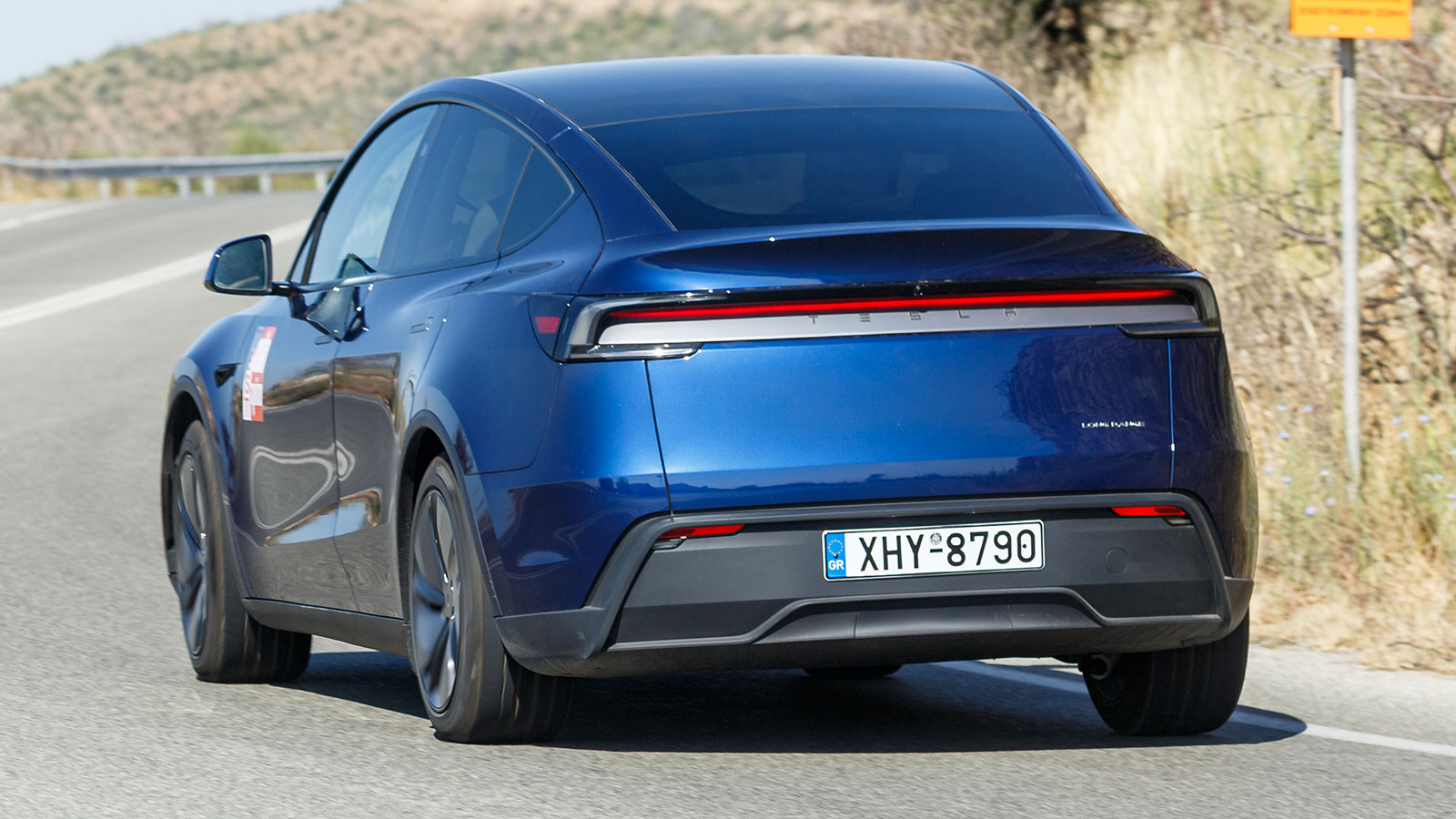 Το Model Y Juniper πατάει σταθερά στο δρόμο και είναι άνετο αλλά και αποτελεσματικό όταν πιεστεί. Γενικότερα είναι πιο ισορροπημένο κυρίως μέσω της ει