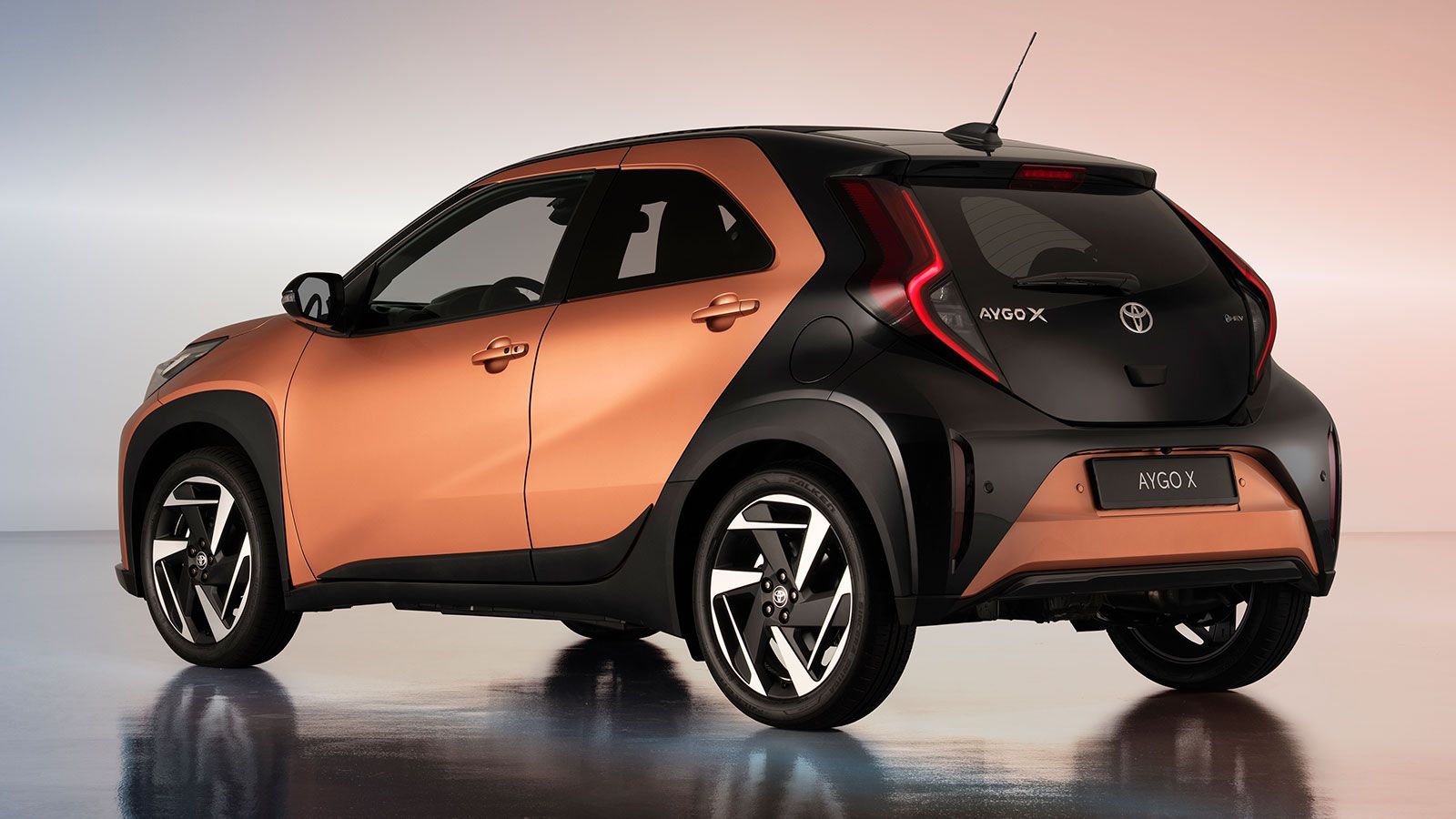 To Toyota Aygo X αποκτά το υβριδικό σύστημα του Yaris και γίνεται έτσι το πρώτο υβριδικό μοντέλο της κατηγορίας του αλλά και το ισχυρότερο αυτής με απ
