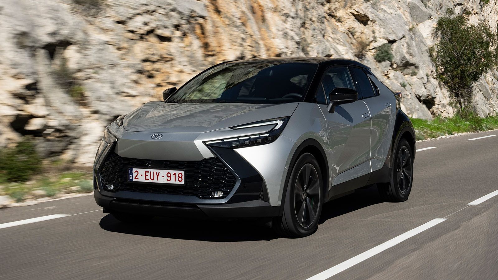 Τόσο το Toyota C-HR όσο και το Corolla Cross αποτελούν τα δύο δυνατά χαρτιά της Toyota στην κατηγορία των οικογενειακών SUV.