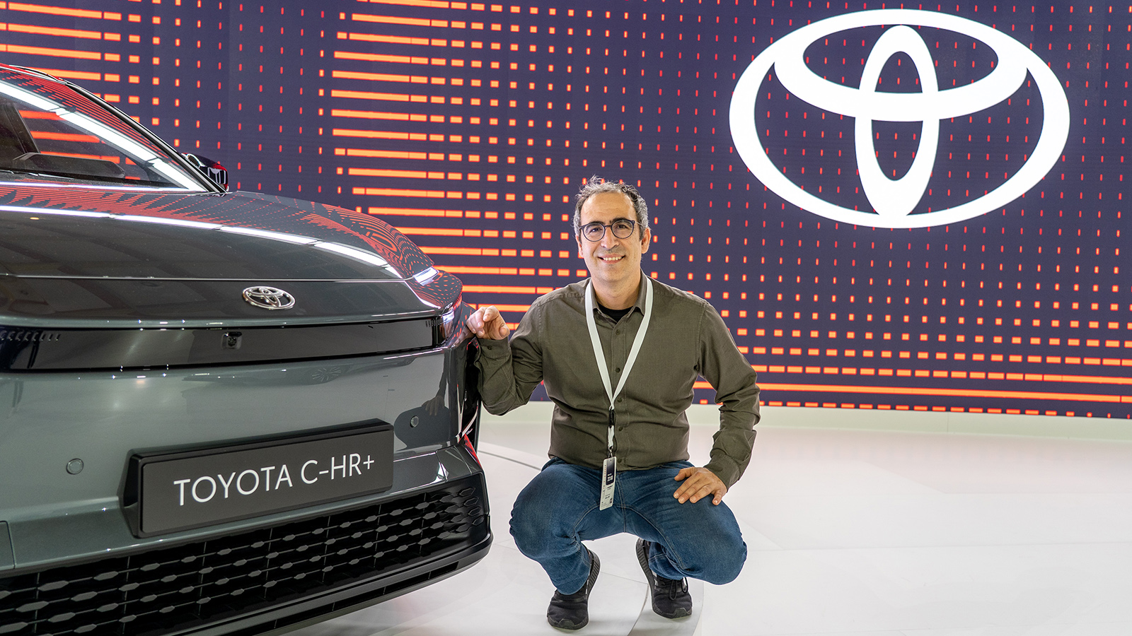 Το Toyota C-HR+ έχει κοινά σχεδιαστικά στοιχεία με το C-HR, αλλά είναι εντελώς διαφορετικό από κάτω. Θα προσφέρεται με δύο επιλογές μπαταρίας 57,7 και