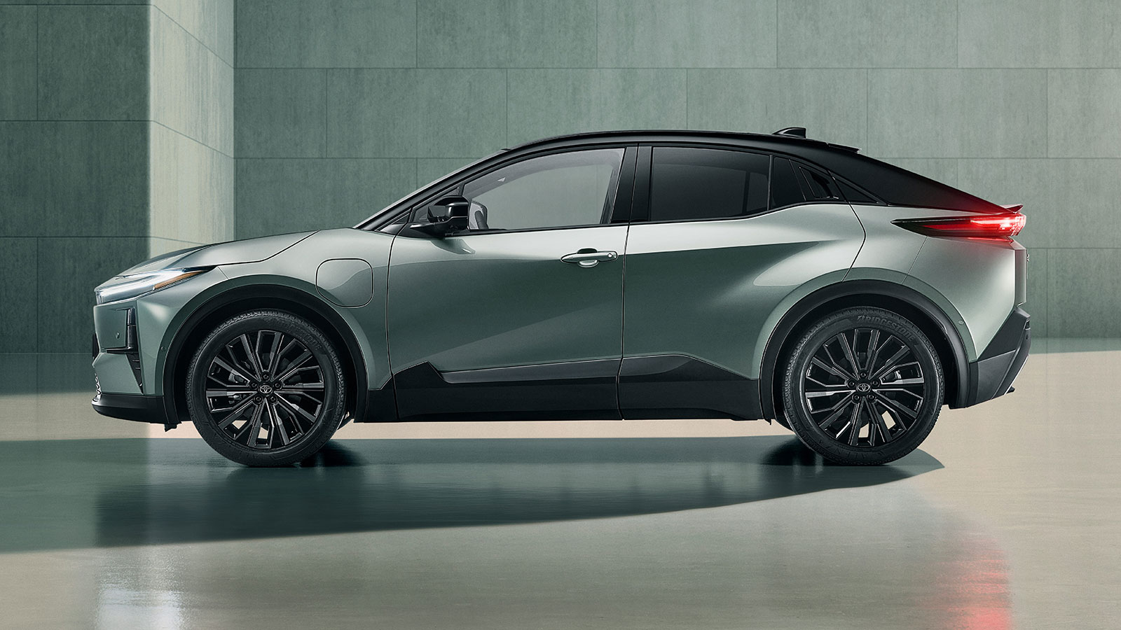 Το νέο Toyota C-HR+ έχει κουπέ αισθητικό χαρακτήρα και απέναντί του θα βρει και σε σχεδιαστικό επίπεδο τα Audi Q4 Sportback, το Peugeot E-3008, το sma