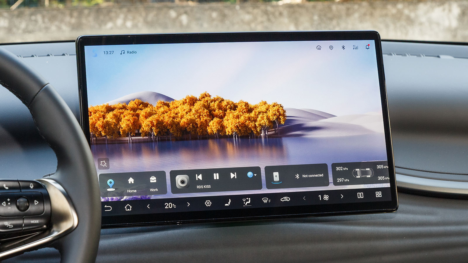 Η οθόνη στο Atto 3 έχει διαγώνια 12,8 ιντσών και διαθέτει λειτουργία περιστροφής της.  