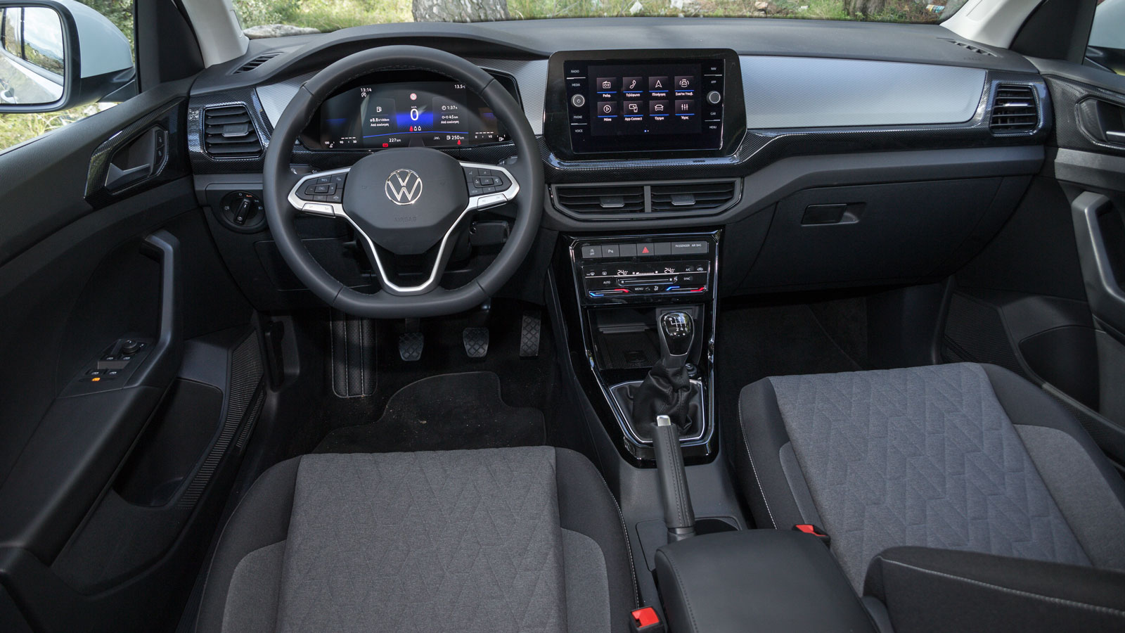 Καλή ποιότητα κατασκευής και φινιρίσματος επιδεικνύει το εσωτερικό του T-Cross ενώ έχει μια πιο SUV προσέγγιση ως προς την αίσθηση που σου μεταφέρει κ