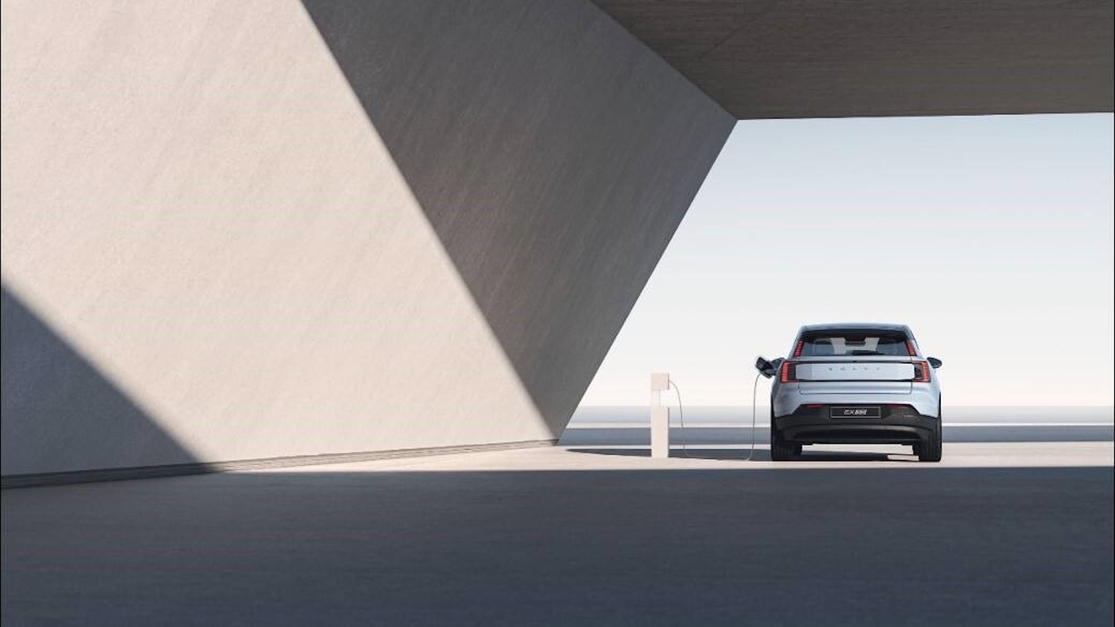Η Volvo ενσωματώνει τη λεγόμενη “smart charging” λειτουργία, η οποία μεταφέρει τη φόρτιση στις ώρες χαμηλής ζήτησης, μειώνοντας το κόστος 