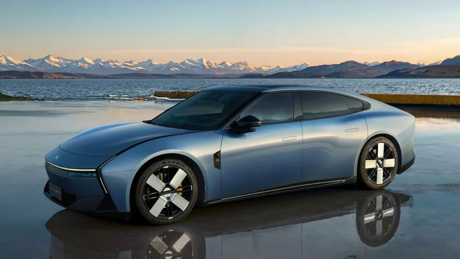 To νέο XPeng P7 έχει αυτονομία 820 χλμ. και HUD 87 ιντσών