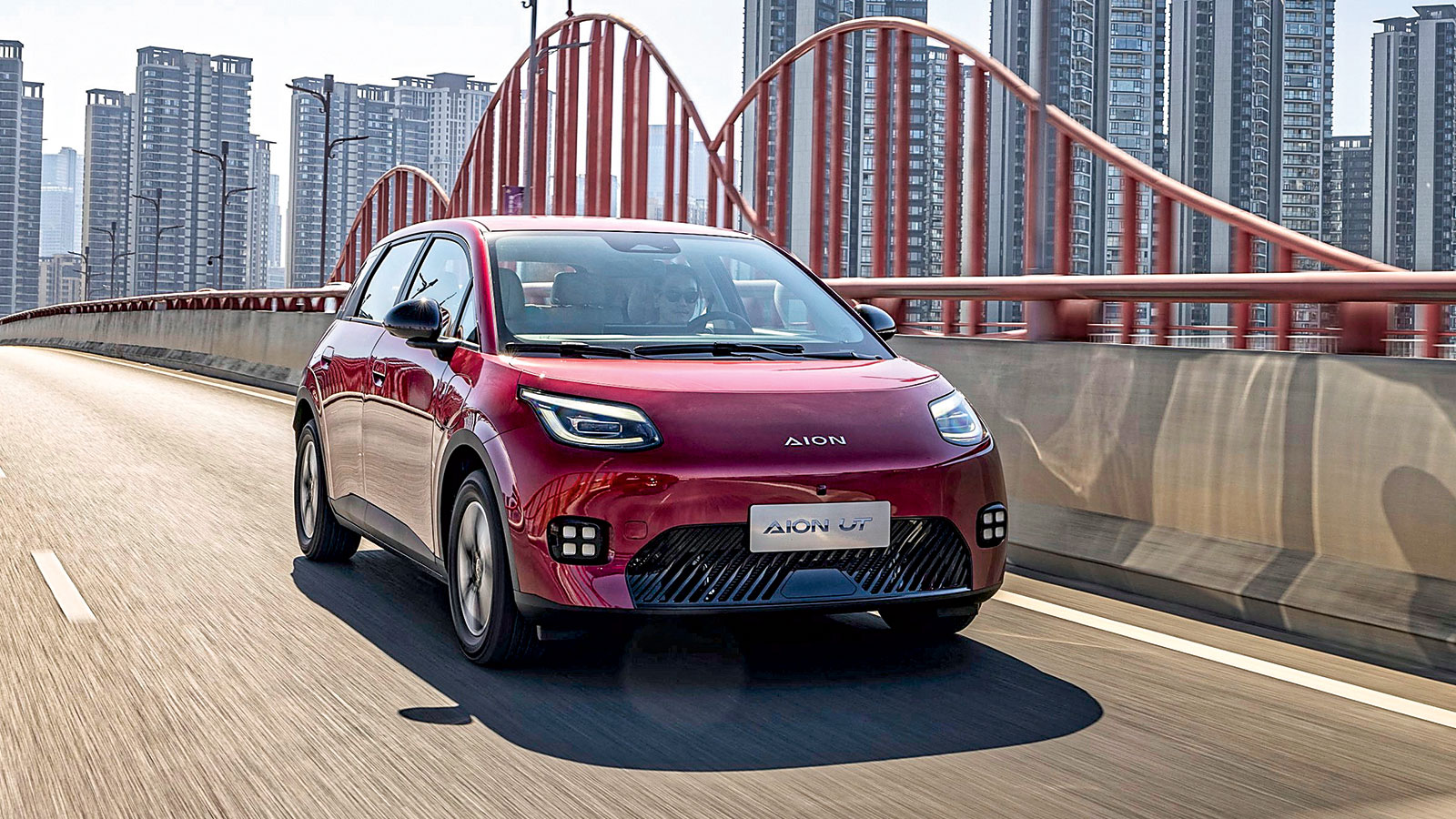 Υπάρχουν σχεδιαστικές επιρροές από άλλα μοντέλα (η φωτεινή υπογραφή με τις τέσσερις κουκίδες θυμίζει ελαφρώς Porsche), όμως το Aion UT έχει τον δικό τ