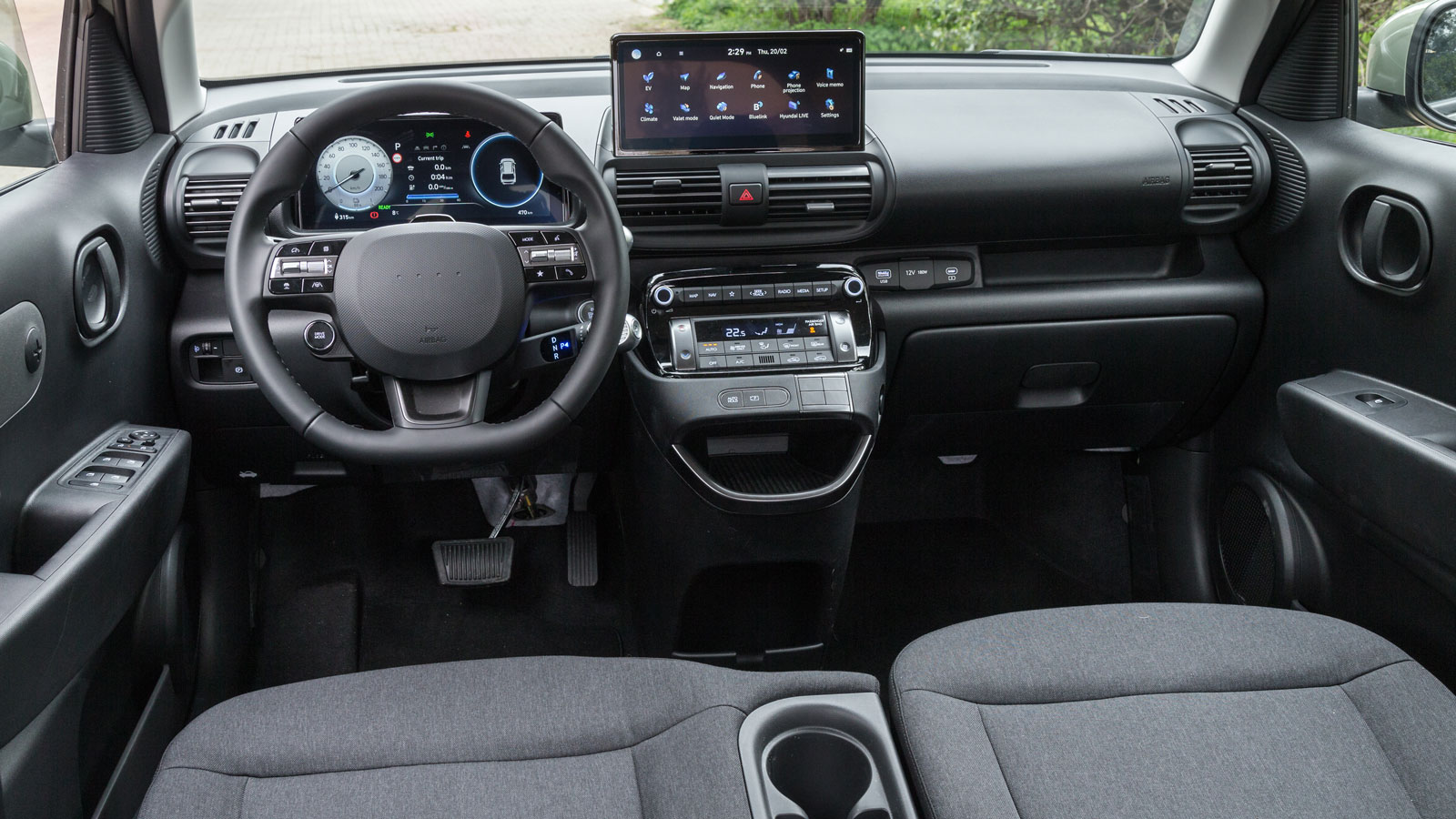 Πιο σύγχρονος και συμβατός με την εποχή είναι ο διάκοσμος της καμπίνας του Hyundai Inster, όπου βρίσκει κανείς και μπόλικες θήκες για μικροαντικείμενα