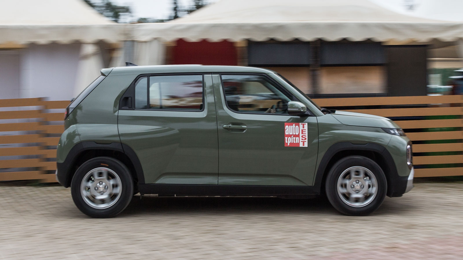 Σύμφωνα με τη Hyundai, το «μικρό» Inster έχει μικτή αυτονομία 327 χλμ., που μέσα στην πόλη μπορούν να ξεπεράσουν και τα 470 χλμ..