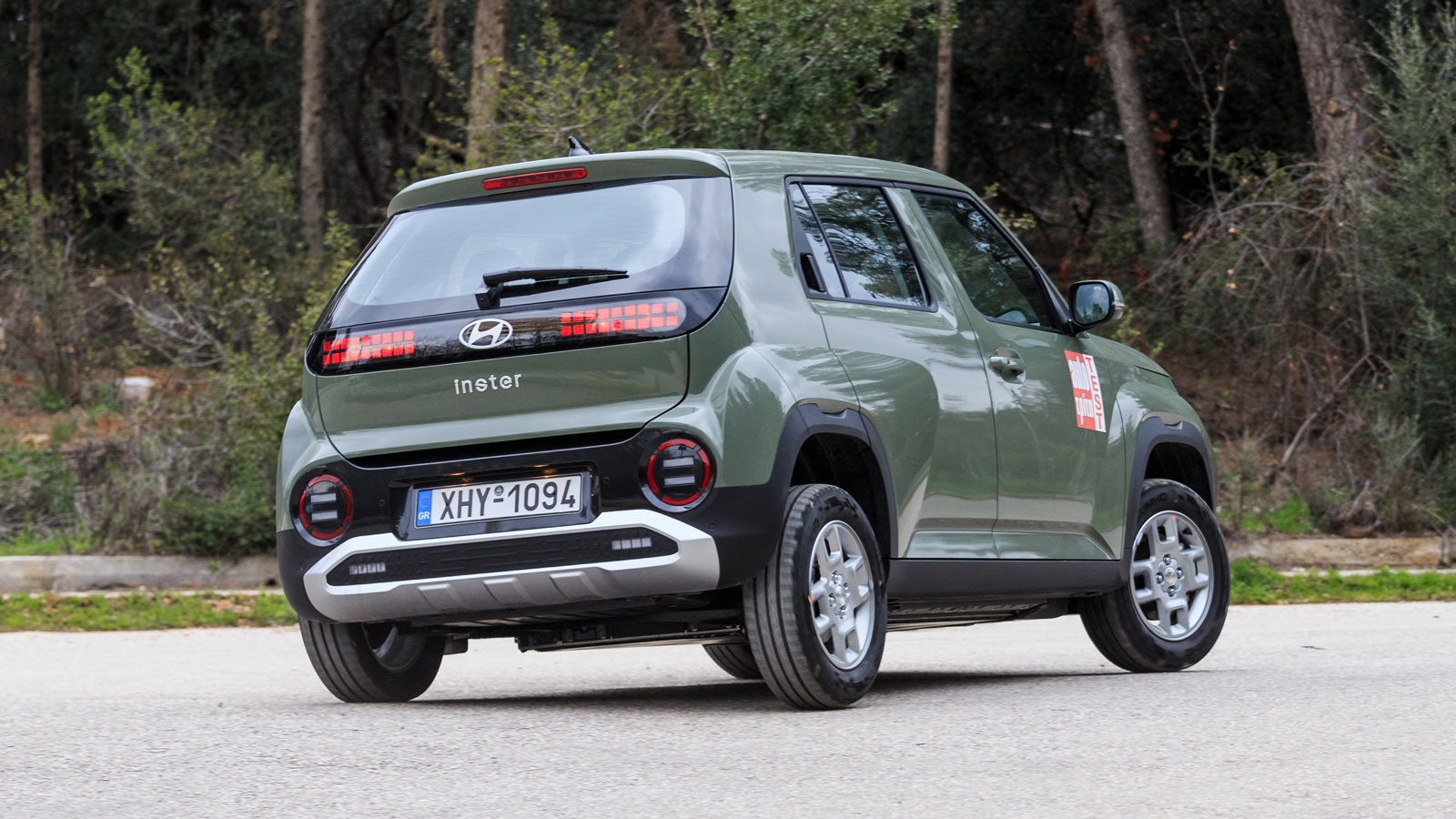 Με την επιλογή «One-Pedal» το Ιnster μπορεί να οδηγηθεί μόνο με το πεντάλ γκαζιού μέσα στην πόλη, όπου χάρη στα 15,3 εκ. απόστασης από το έδαφος εύκολ