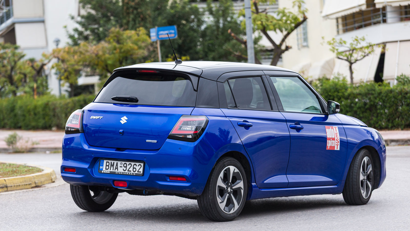 Ο μικρός κύκλος στροφής (9,6 μ.) εξασφαλίζει super ευελιξία στο Suzuki Swift, την ώρα που το μικρό βάρος σε συνδυασμό με την καλή πληροφόρηση από το τ