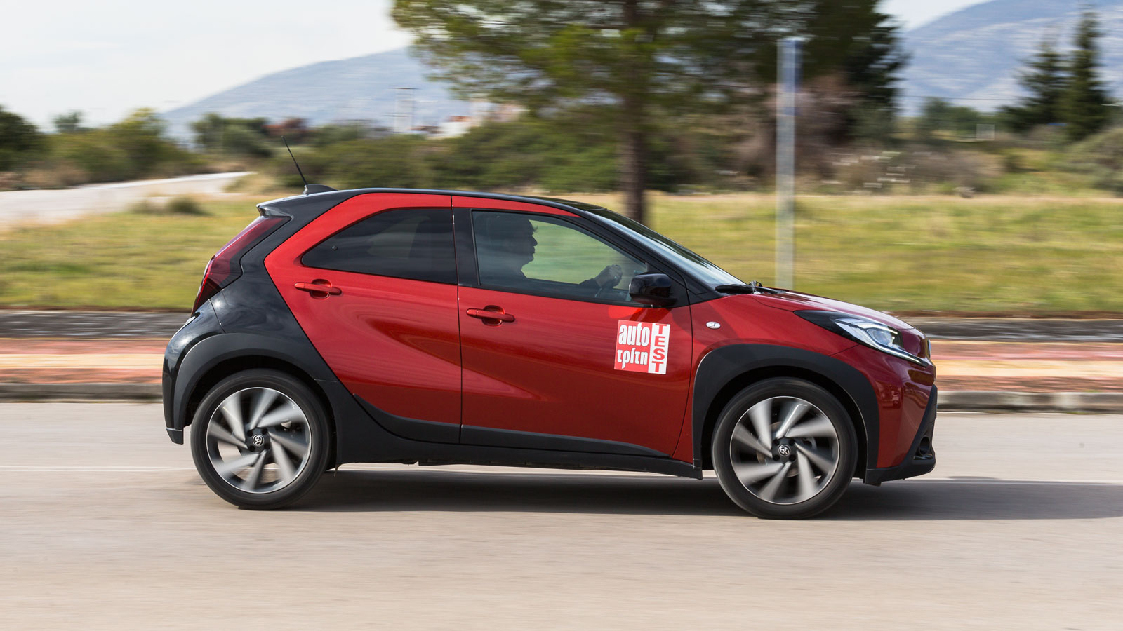 Η μέση κατανάλωση του Toyota Aygo X είναι το μεγάλο του πλεονέκτημα (5,5 λτ./100 χλμ.) ειδικά αν έχεις το νου σου στην ένδειξη Eco, που ανάβει στον πί
