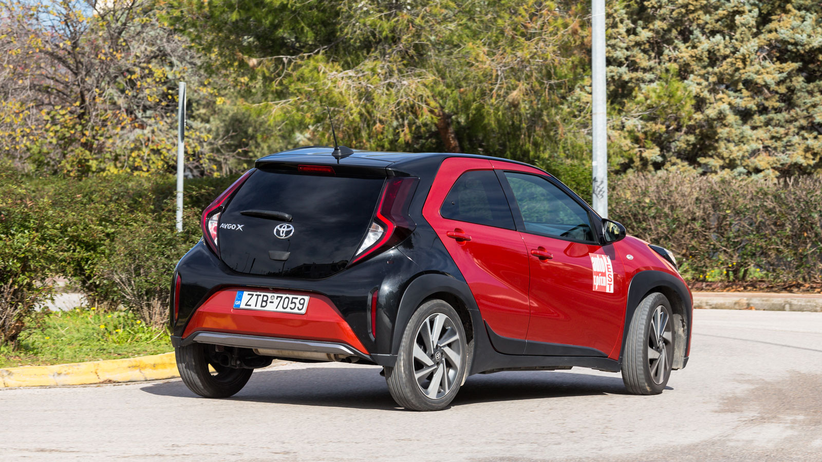 Το ελαφρύ τιμόνι του Toyota Aygo X χάνει λίγο σε αίσθηση γύρω από την ευθεία, από την άλλη όμως είναι όσο ακριβές χρειάζεται δίνοντας παράλληλα την απ