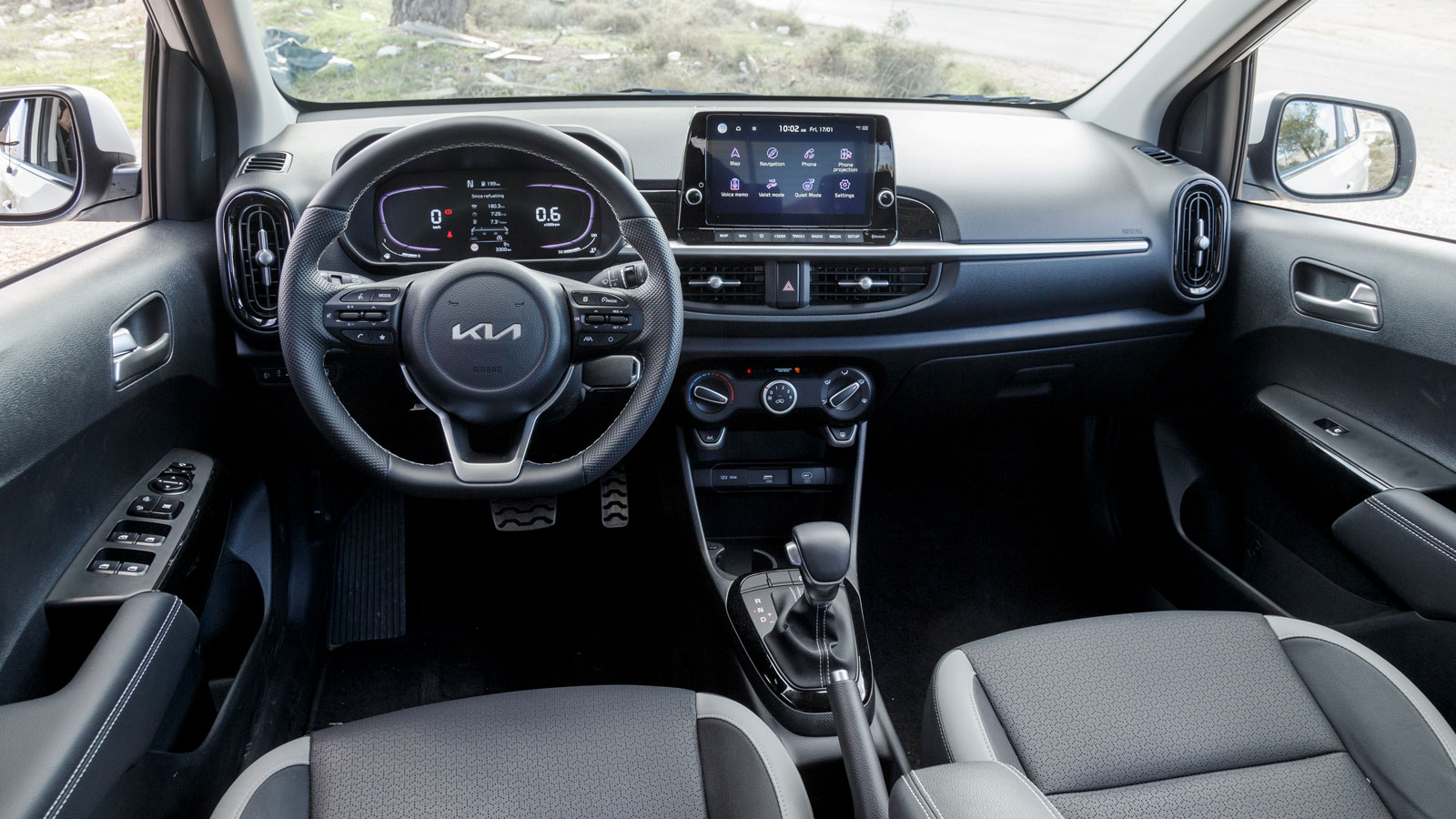 Όπως στο Toyota, έτσι και στο Kia Picanto υπάρχουν σκληρά πλαστικά, με τον ευρύτερο ψηφιακό διάκοσμο να δημιουργεί μία όμορφη και σύγχρονη οπτικά εικό